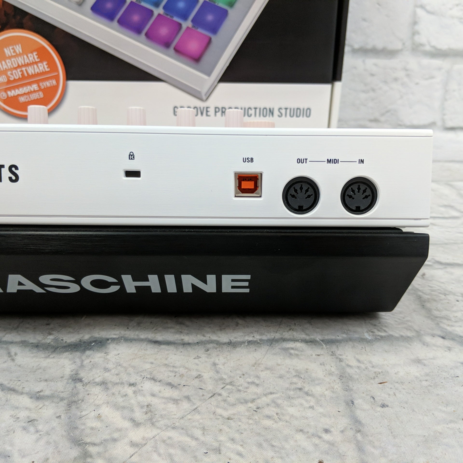 Native Instruments Maschine Mark II with Software, Red Faceplate, Deck Saver Cover and Mount