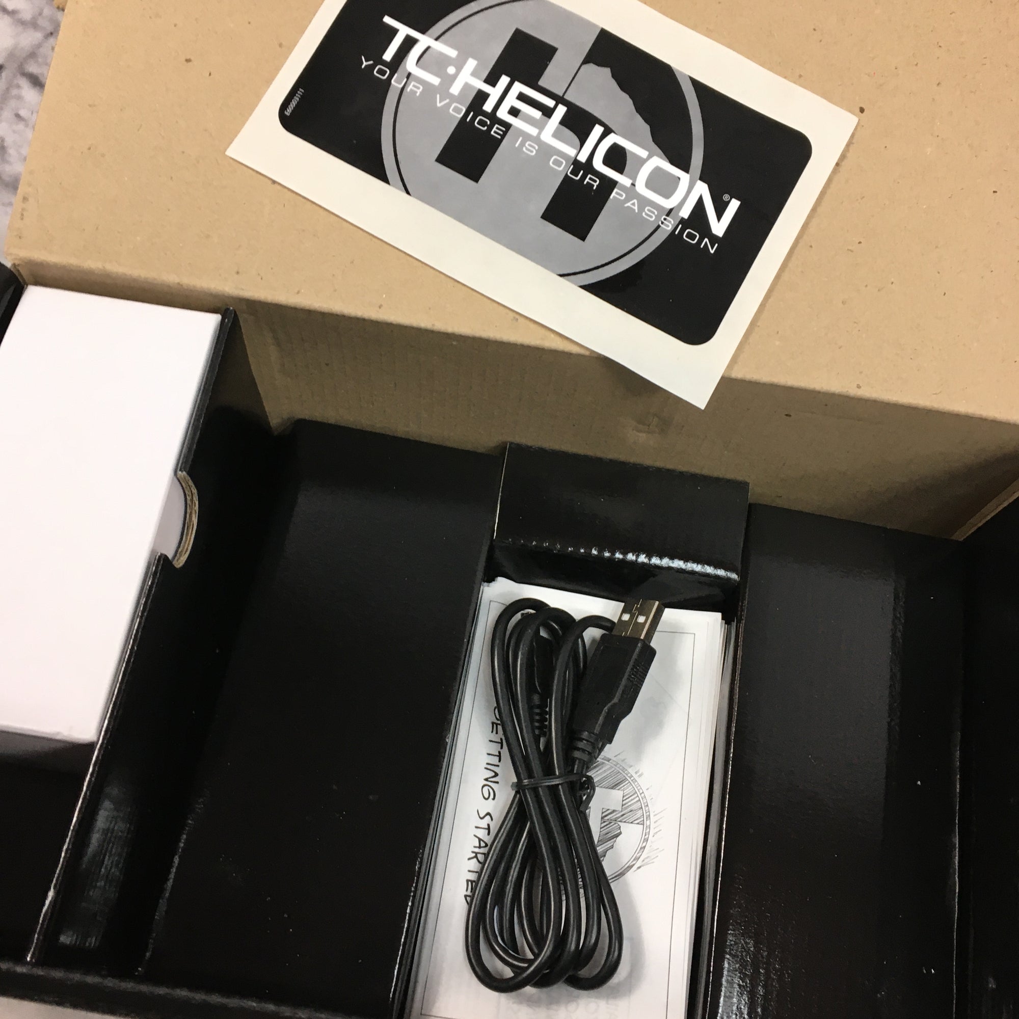 即配送　TC HELICON VoiceLive Play アダプター付き Amazon | □TC-HELICON VoiceLive Play ボーカル用エフェクター