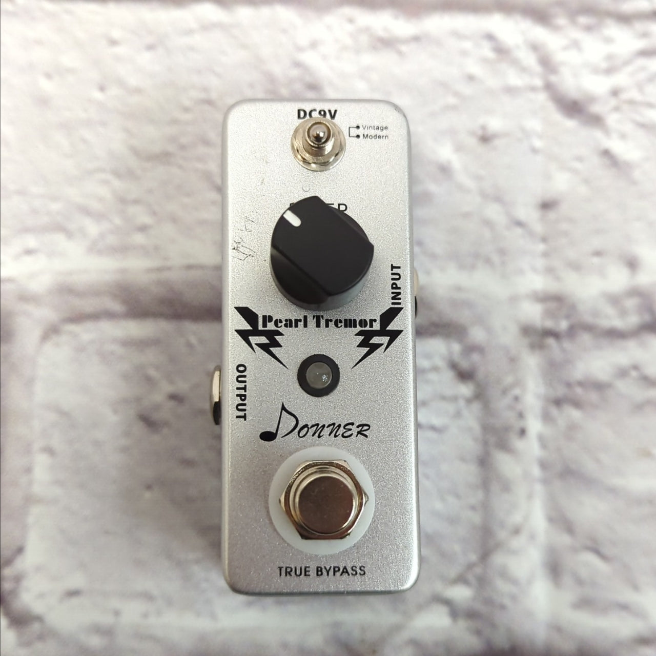 Donner Pearl Tremor Modulation Pedal