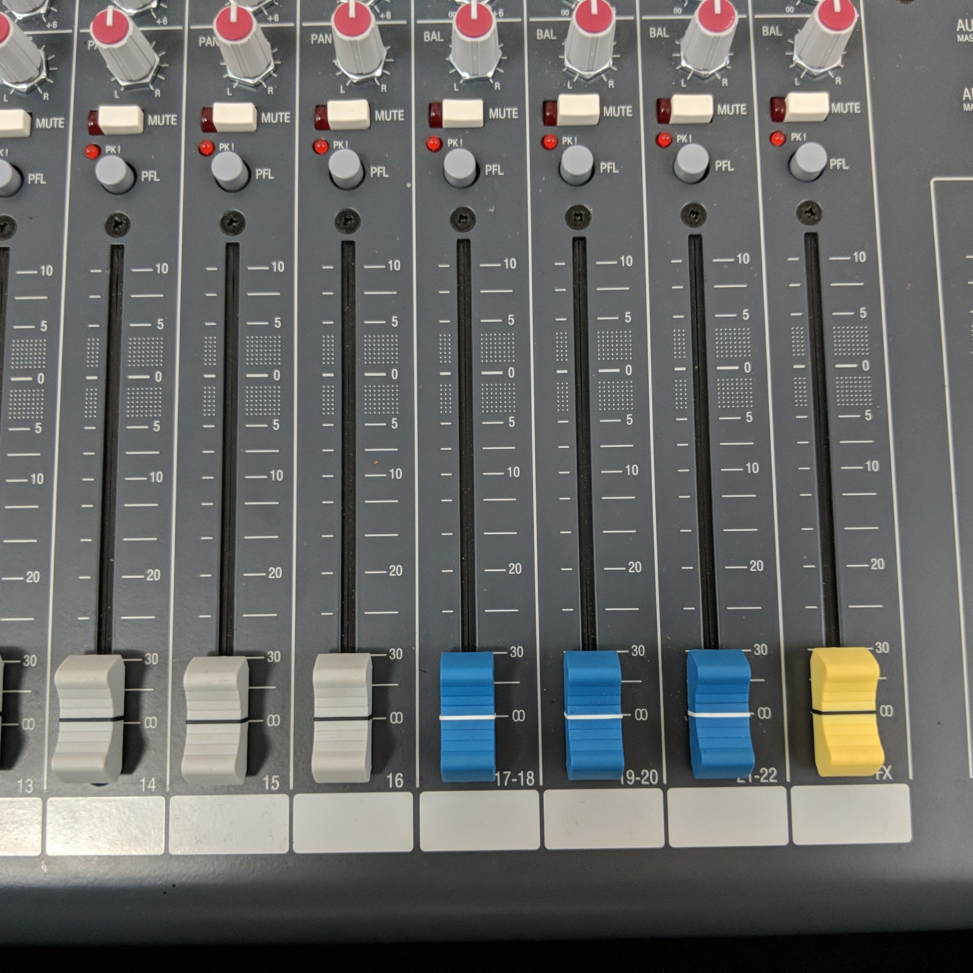 Allen & Heath ZED-22FX 22-Channel w/ Case