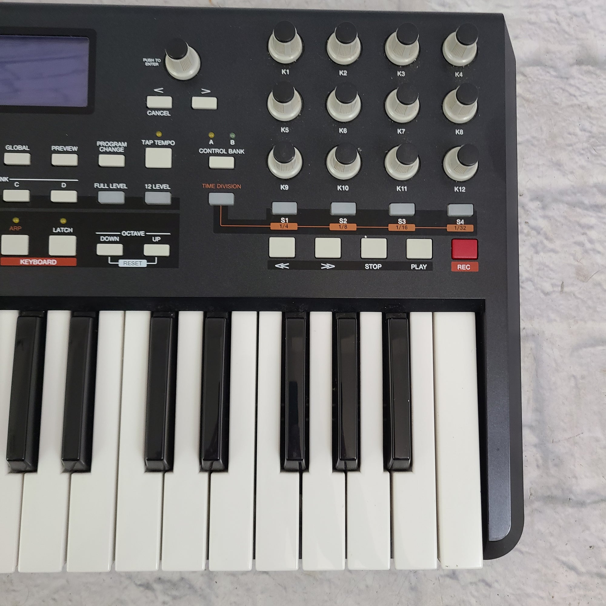 Akai Professional MPK 25 - Evolution Music