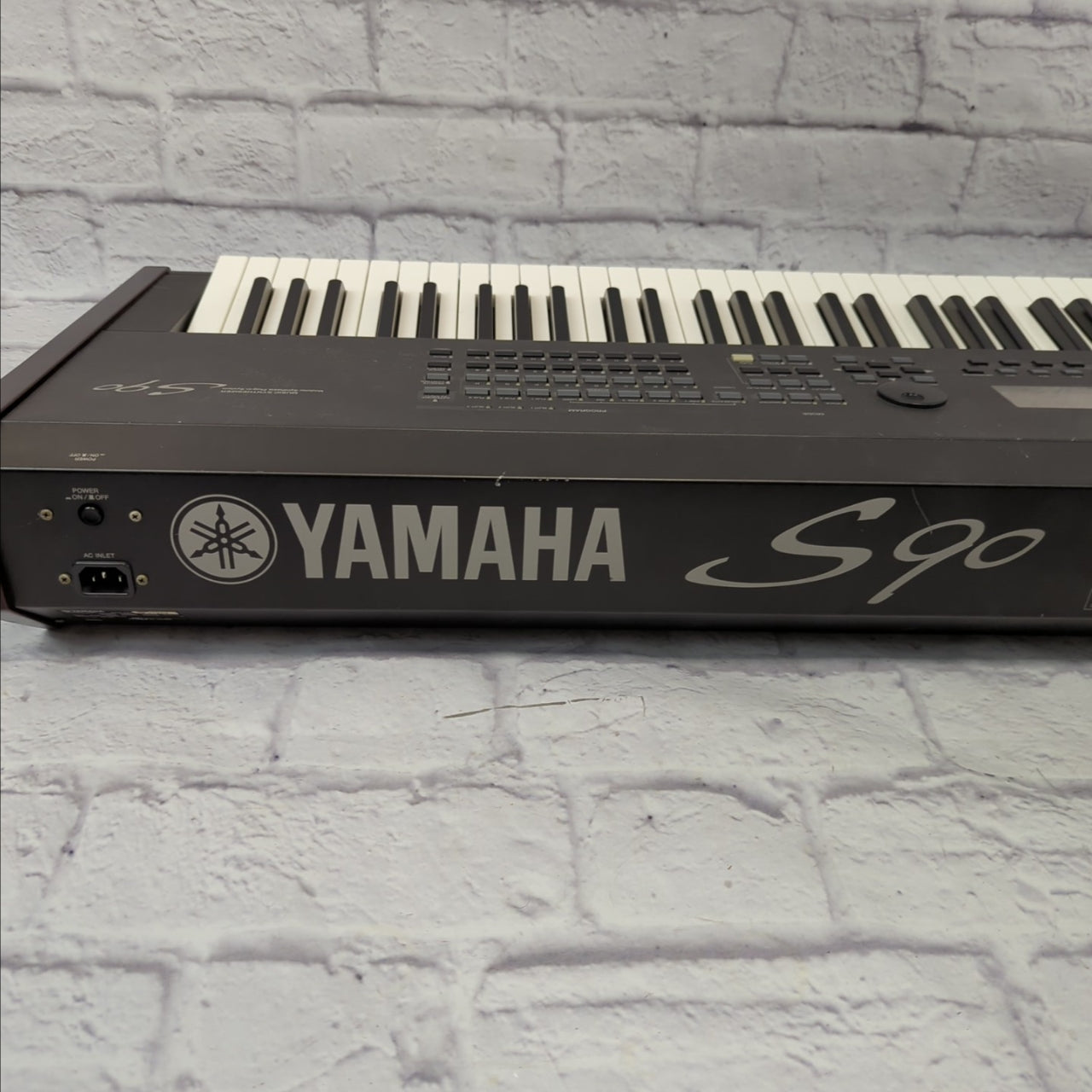 Yamaha S90 88-Key Weighted Synthesizer