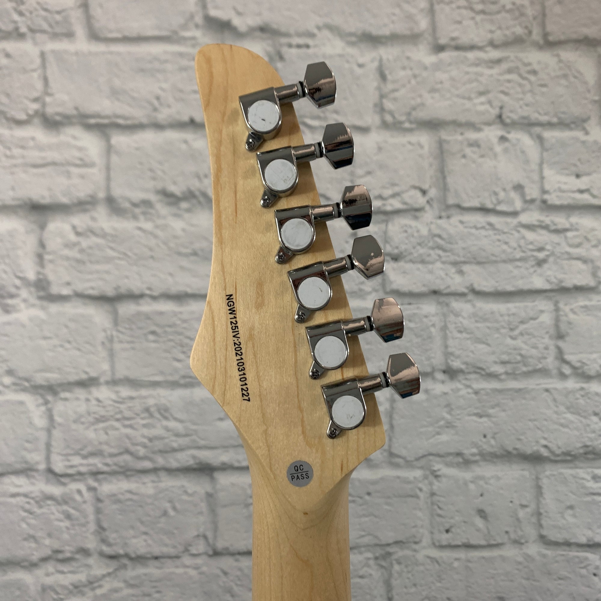 Nashville Guitar Works 125 Single Cutaway - Ivory, Maple Fretboard