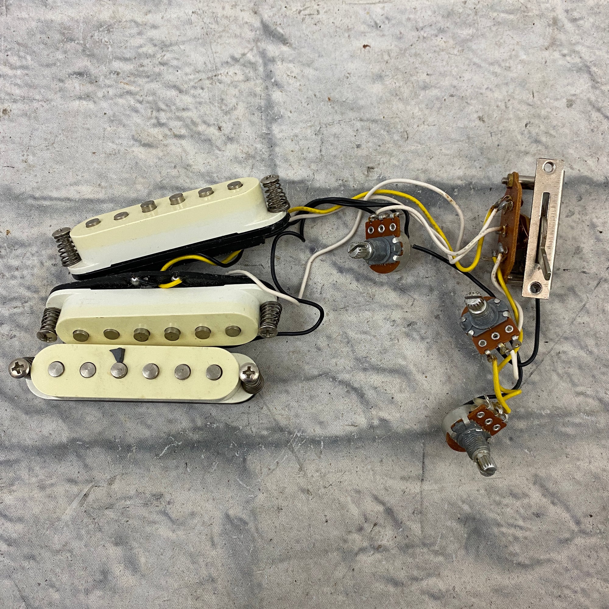 Unknown Single Coil Pickup Set (Pre-Wired)