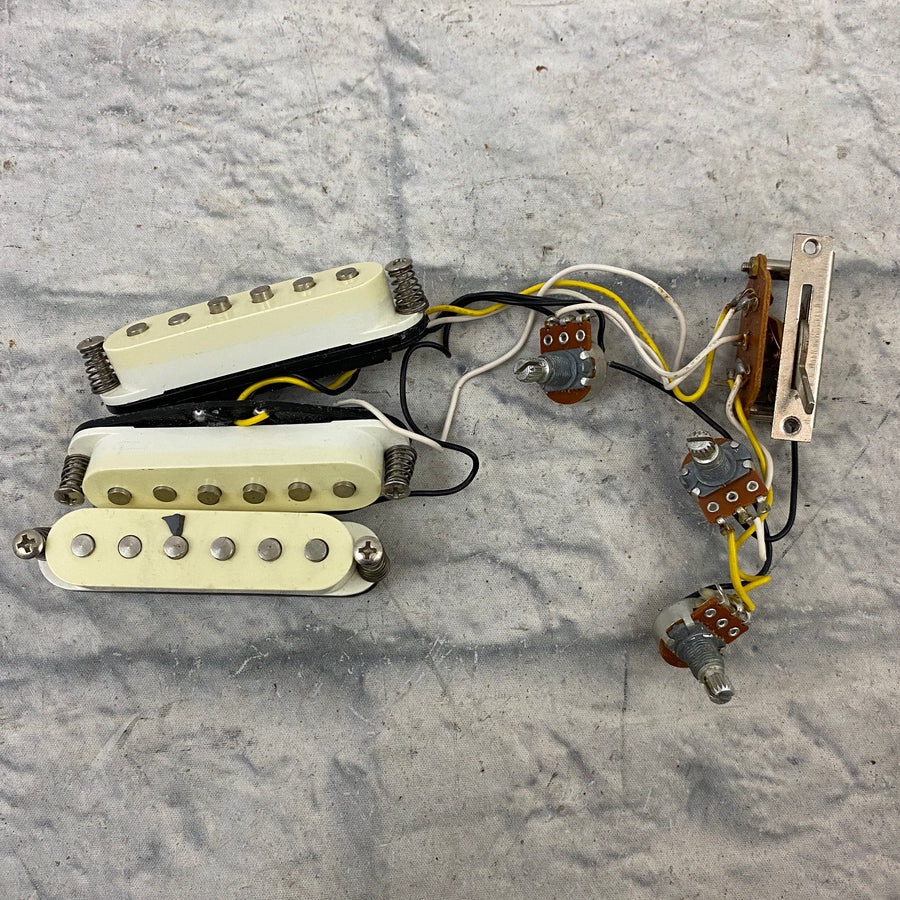 Unknown Single Coil Pickup Set (Pre-Wired)