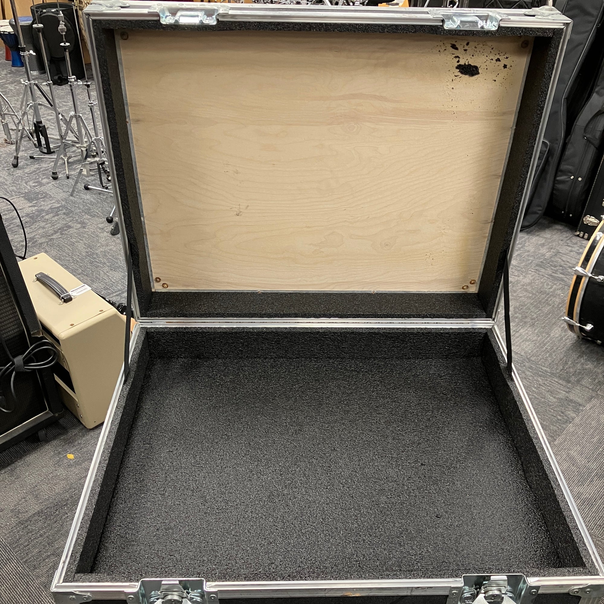 Penn-Elcom Large Rolling Case with Wheels 30x24x29