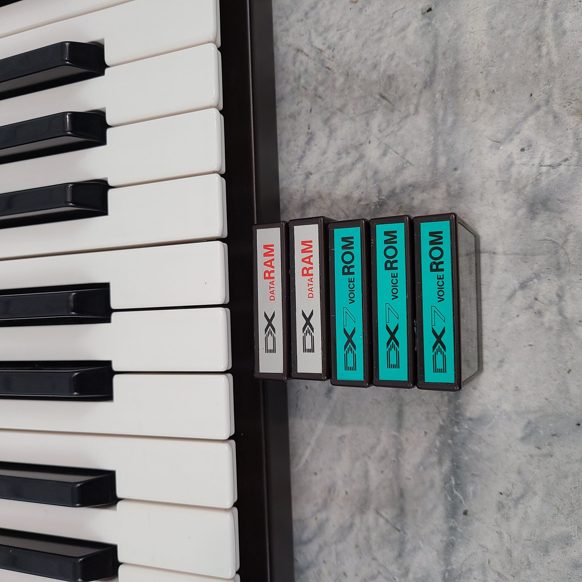 Yamaha DX7 Digital Programmable Algorithm Synthesizer w/ RAM carts & B ...