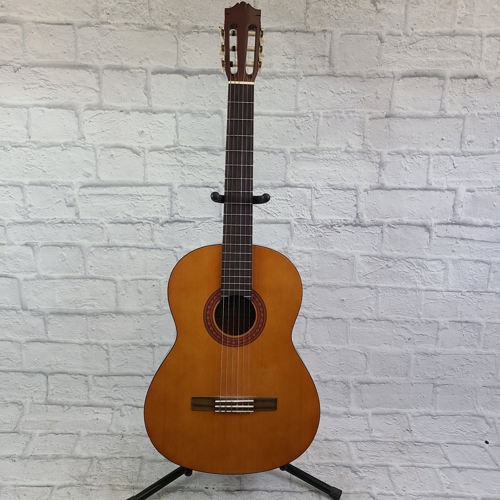 Yamaha C-40 Classical Acoustic Guitar w/ Chipboard Case