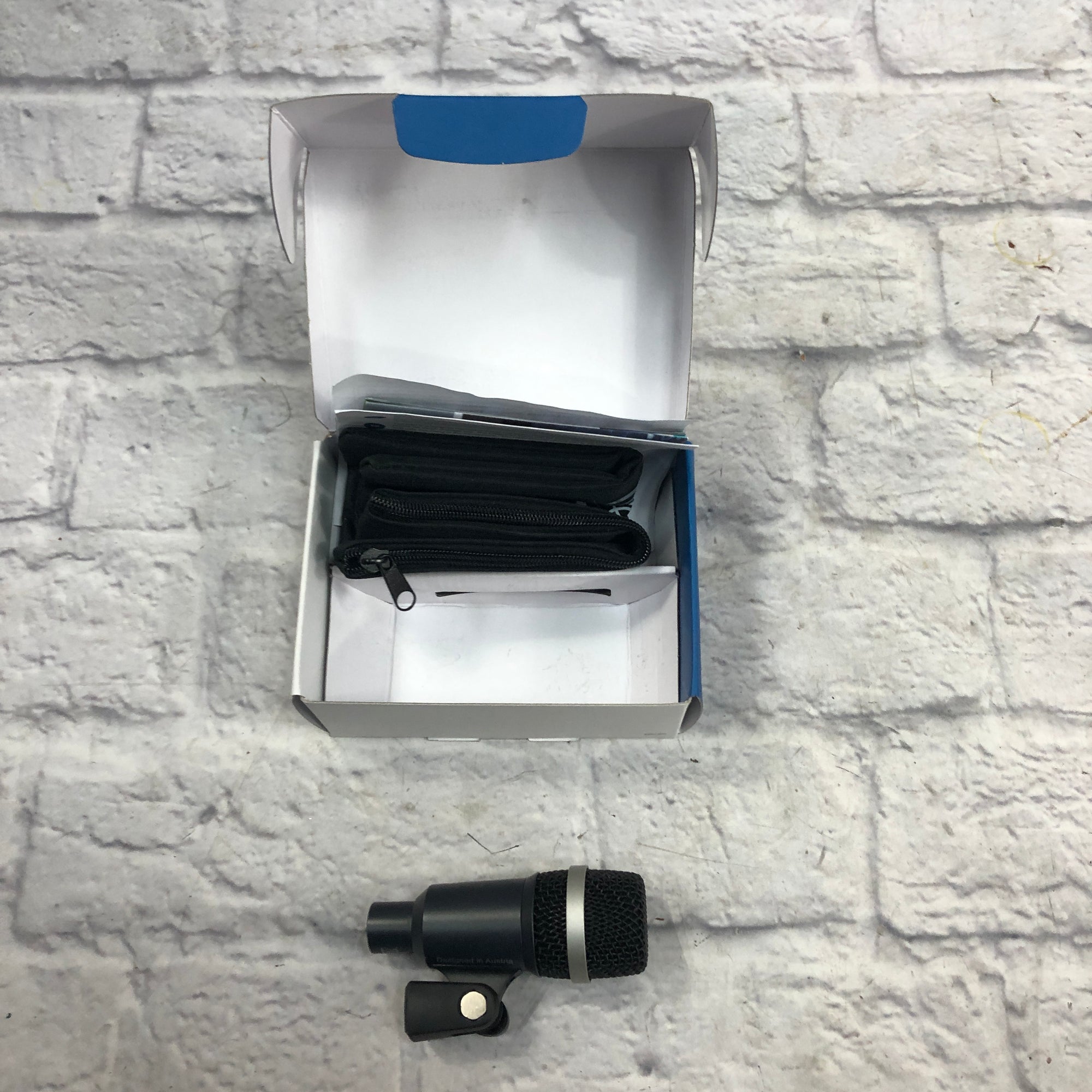 AKG D40 Dynamic Instrument Microphone - Evolution Music
