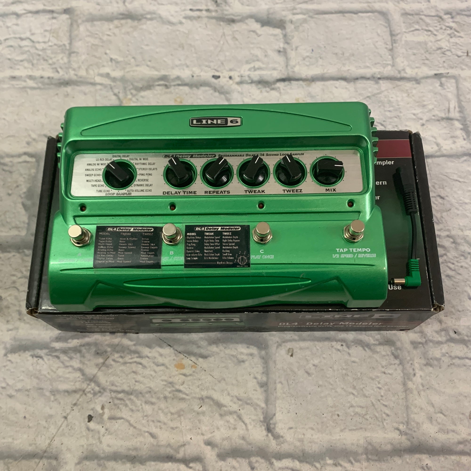 Line 6 DL4 Delay Modeler Programmable Delay & Looper