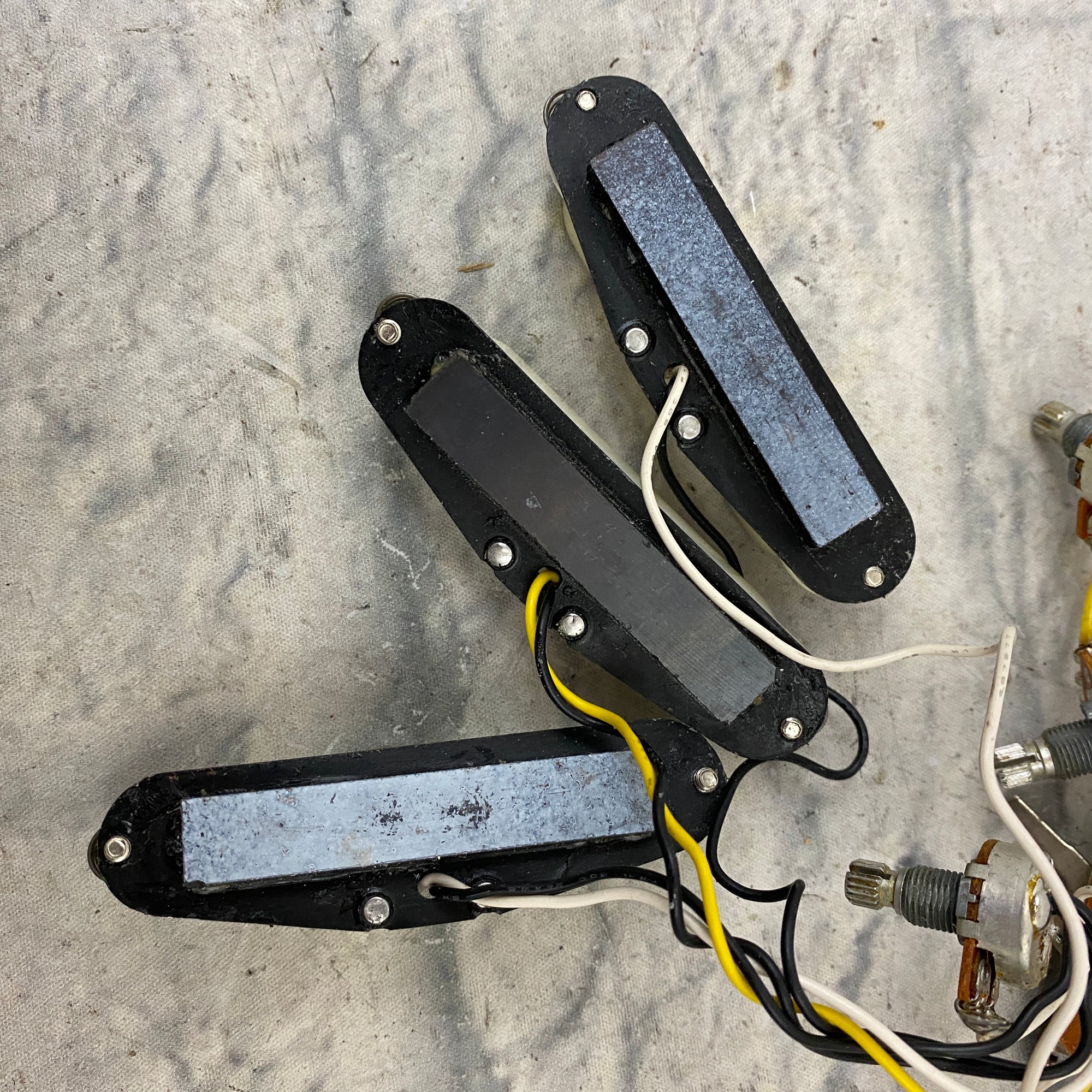 Unknown Single Coil Pickup Set (Pre-Wired)