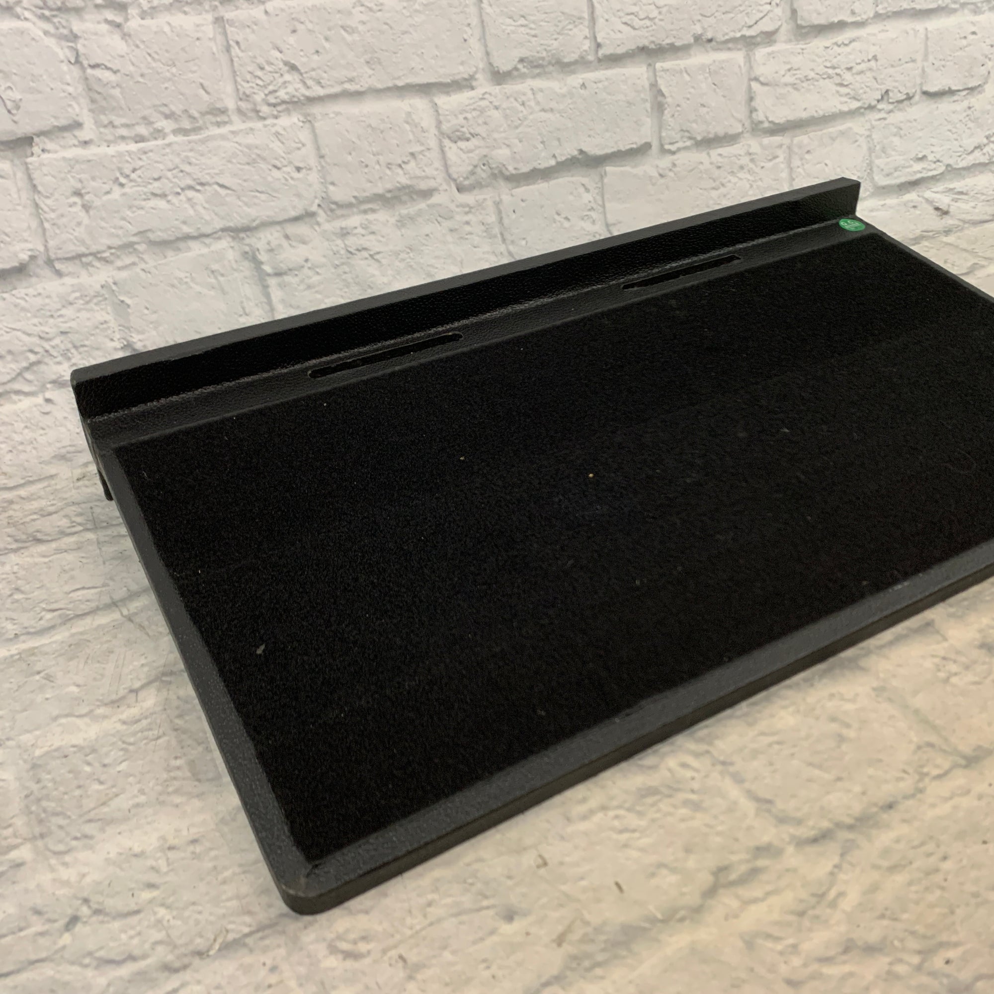Gator Pro Size Pedalboard - 30"x16" Wood Pedalboard w/ Bag