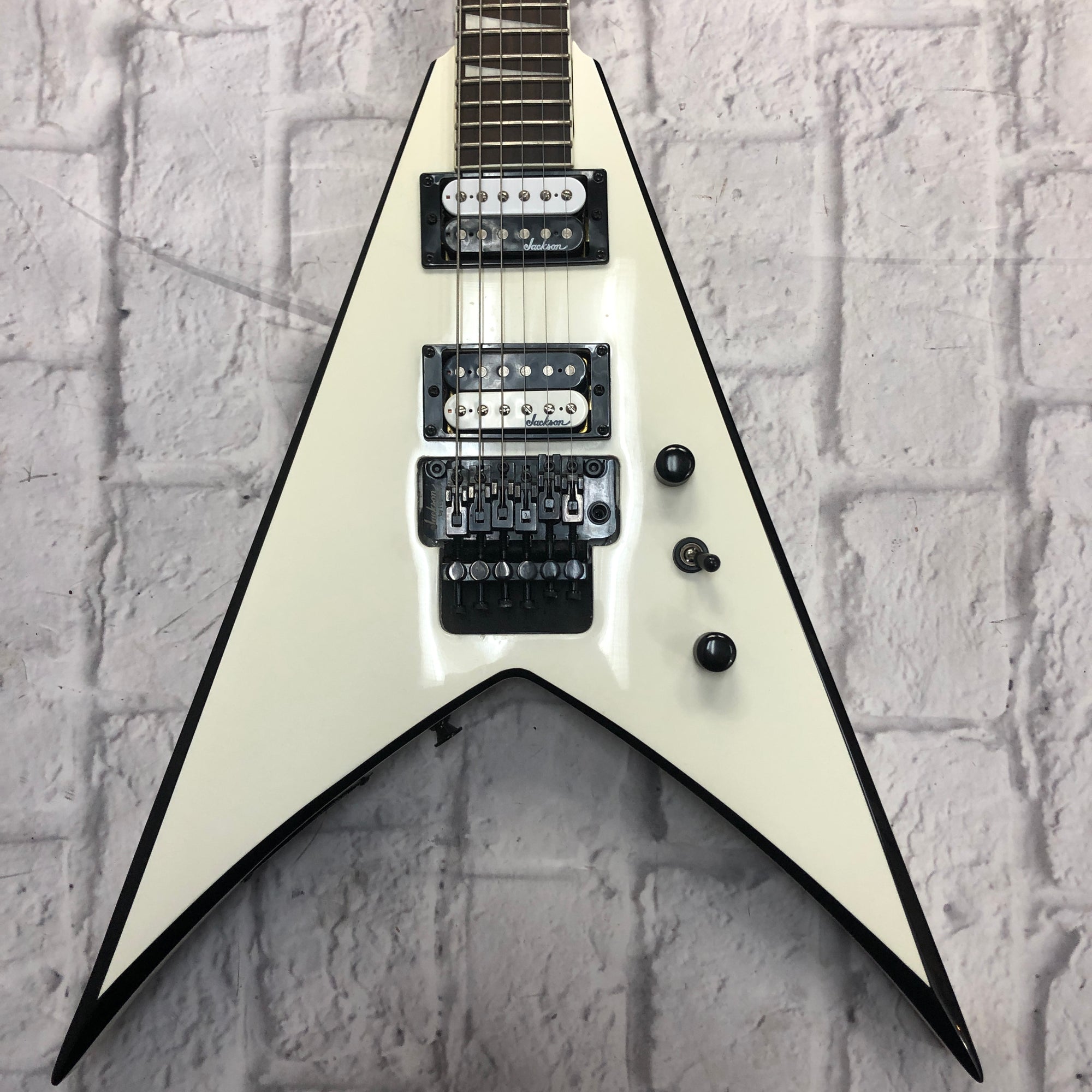 【美品】Jackson KING V VS32 White with Black Jackson JS Series JS32 King V Electric Guitar - White With