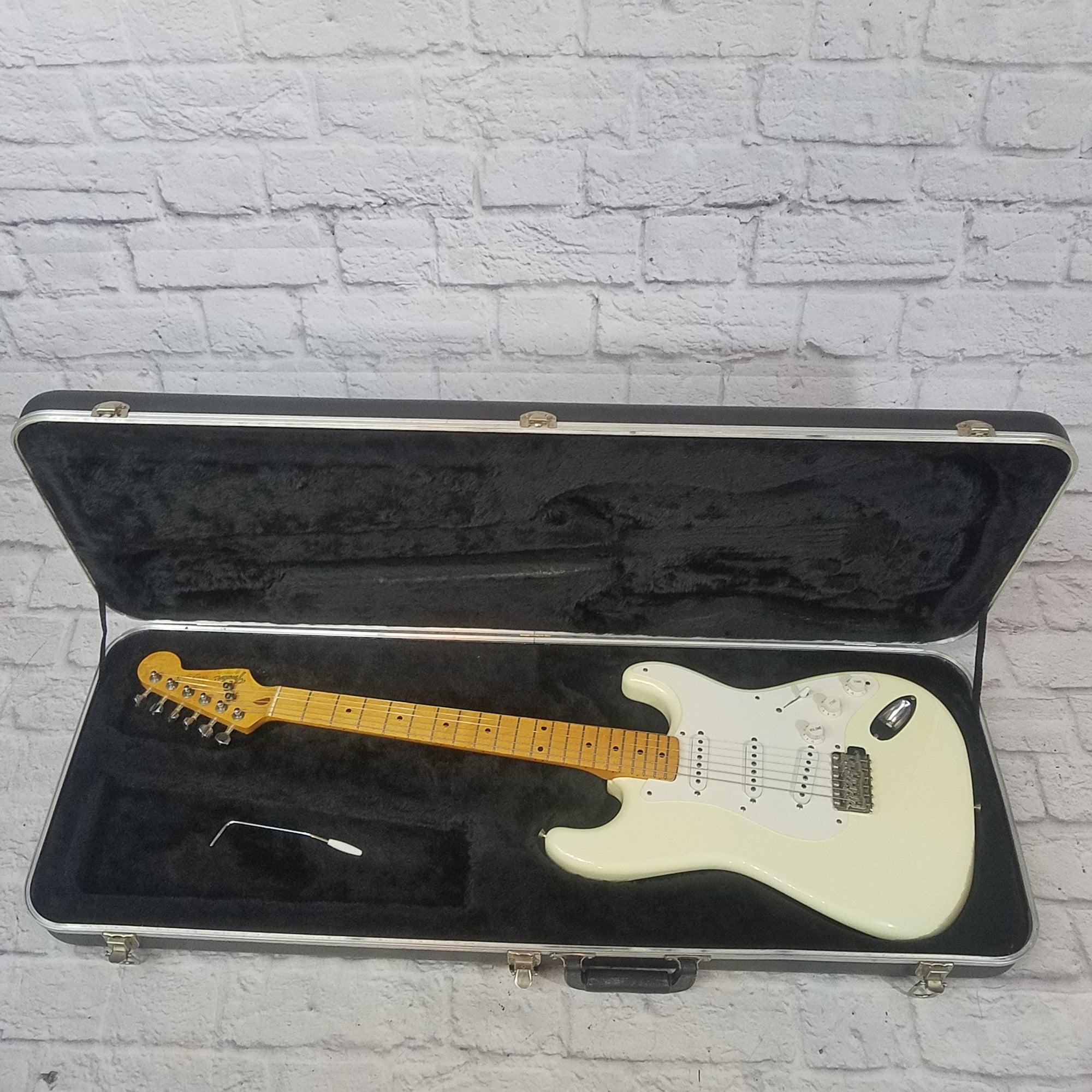 Vintage 1988 Fender White Stratocaster MIJ Made in Japan Vintage 1988 Fender White Stratocaster MIJ Made in Japan