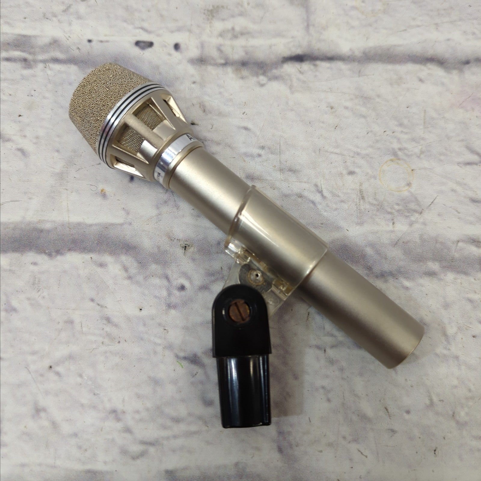 AKG D190E Cardioid Dynamic Mic with Clip - Evolution Music