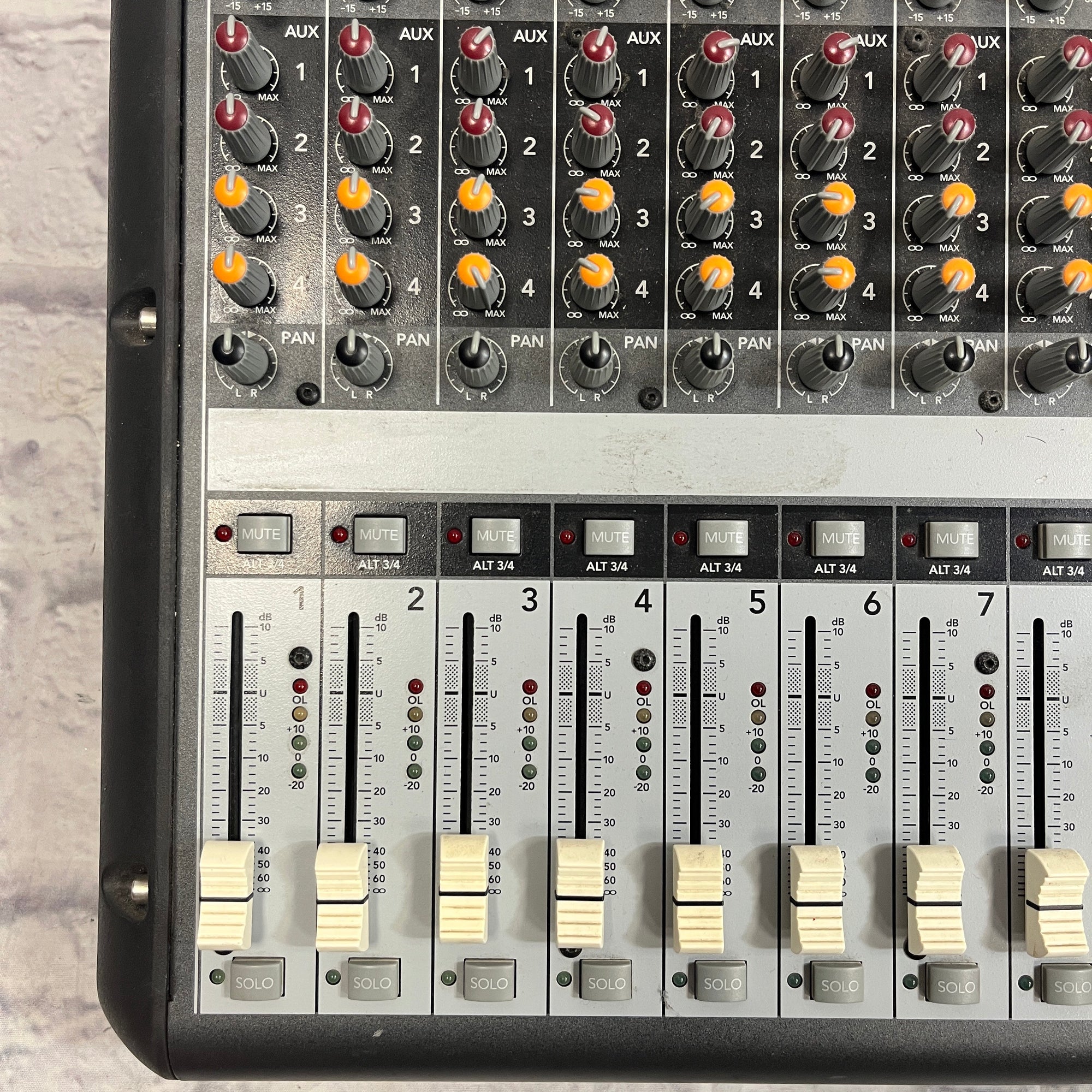 Mackie Onyx 162016 Channel Analog Mixer