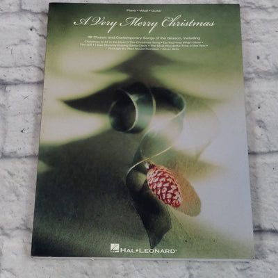 Hal Leonard: A Very Merry Christmas Piano/Vocal/Guitar Book