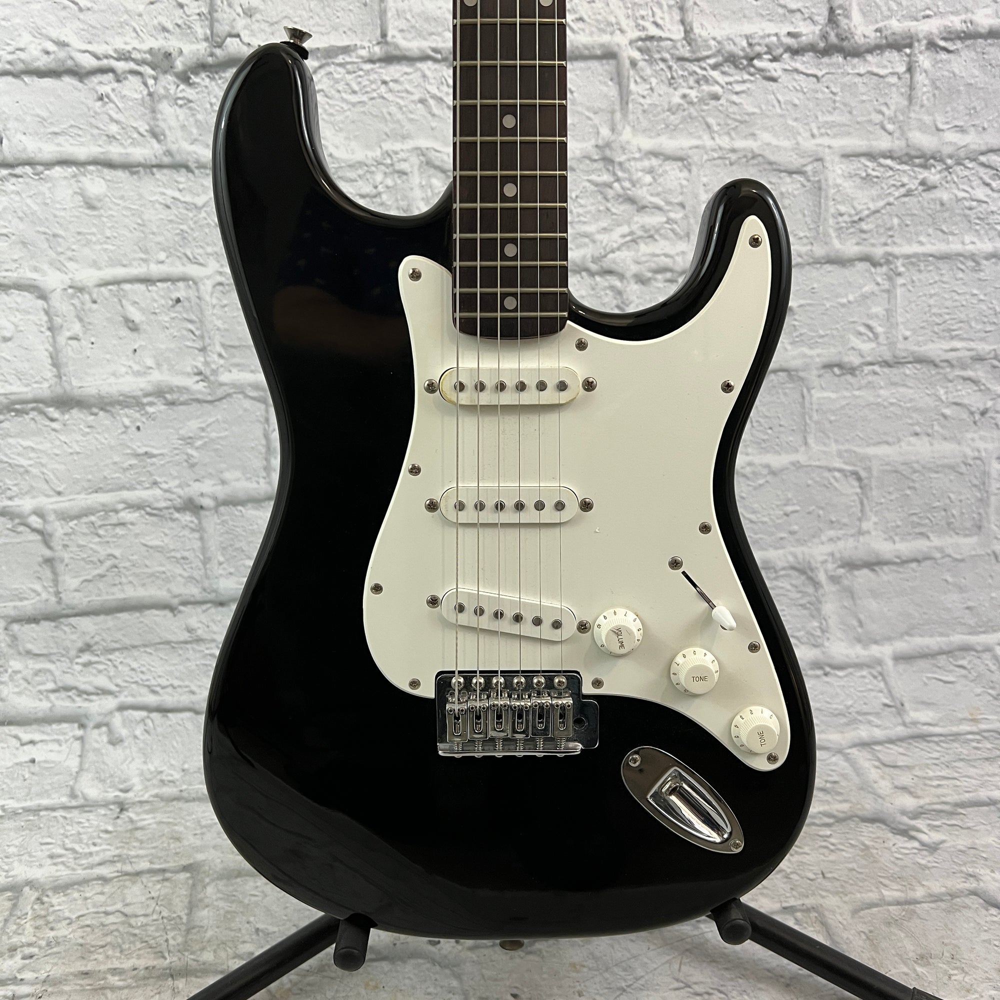 ギター Squier by Fender Bullet Stratocaster Amazon.com: Fender Squier Bullet Stratocaster HT - Dakota