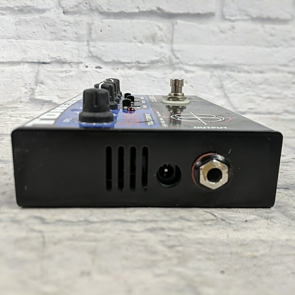 Radial Tonebone Classic Distortion Pedal with Power Supply