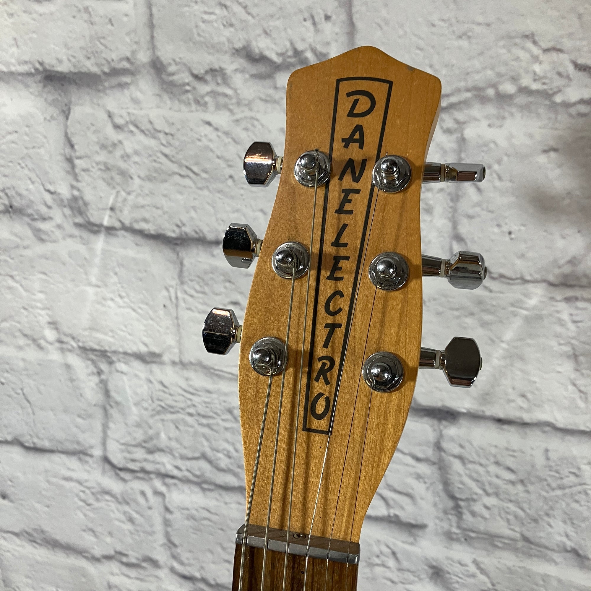 Danelectro DC-3 Solid Body Electric Guitar - Silver Sparkle Danelectro DC-3 Solid Body Electric Guitar - Silver Sparkle