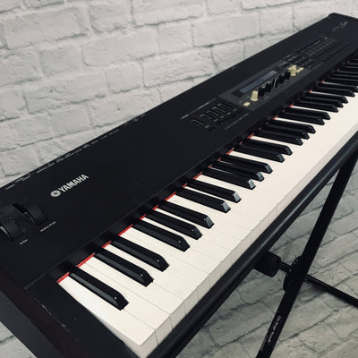 Yamaha S80 Keyboard with Seat