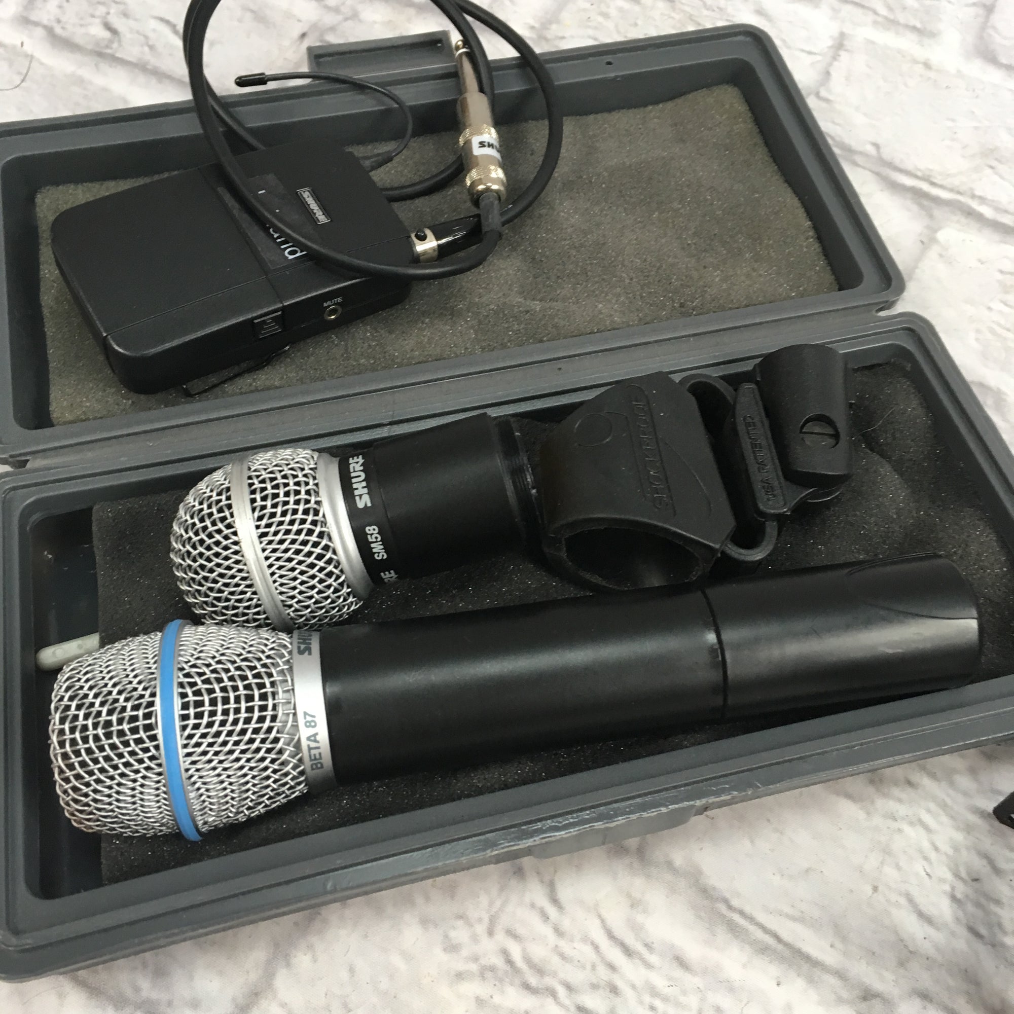 Shure UC4UA Wireless Microphone Outfit
