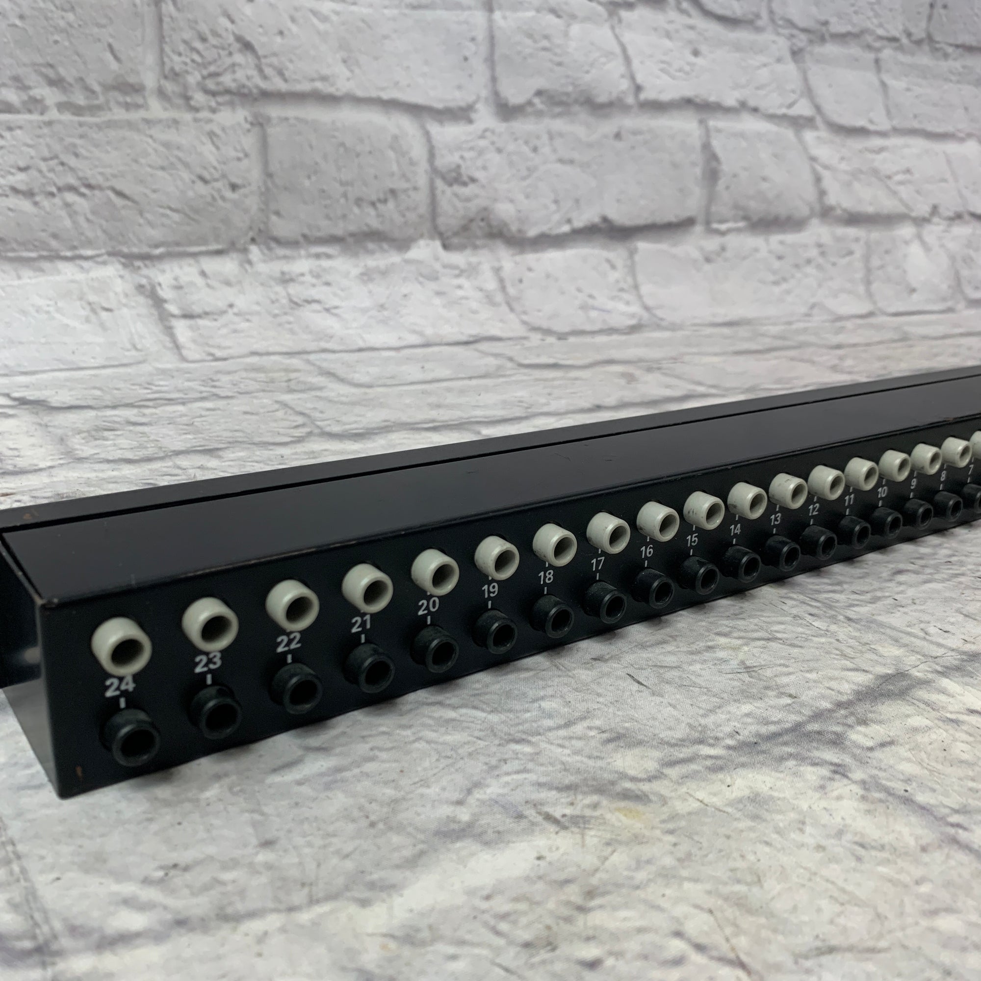 Neutrik 24 Rack Patchbay w/ cables