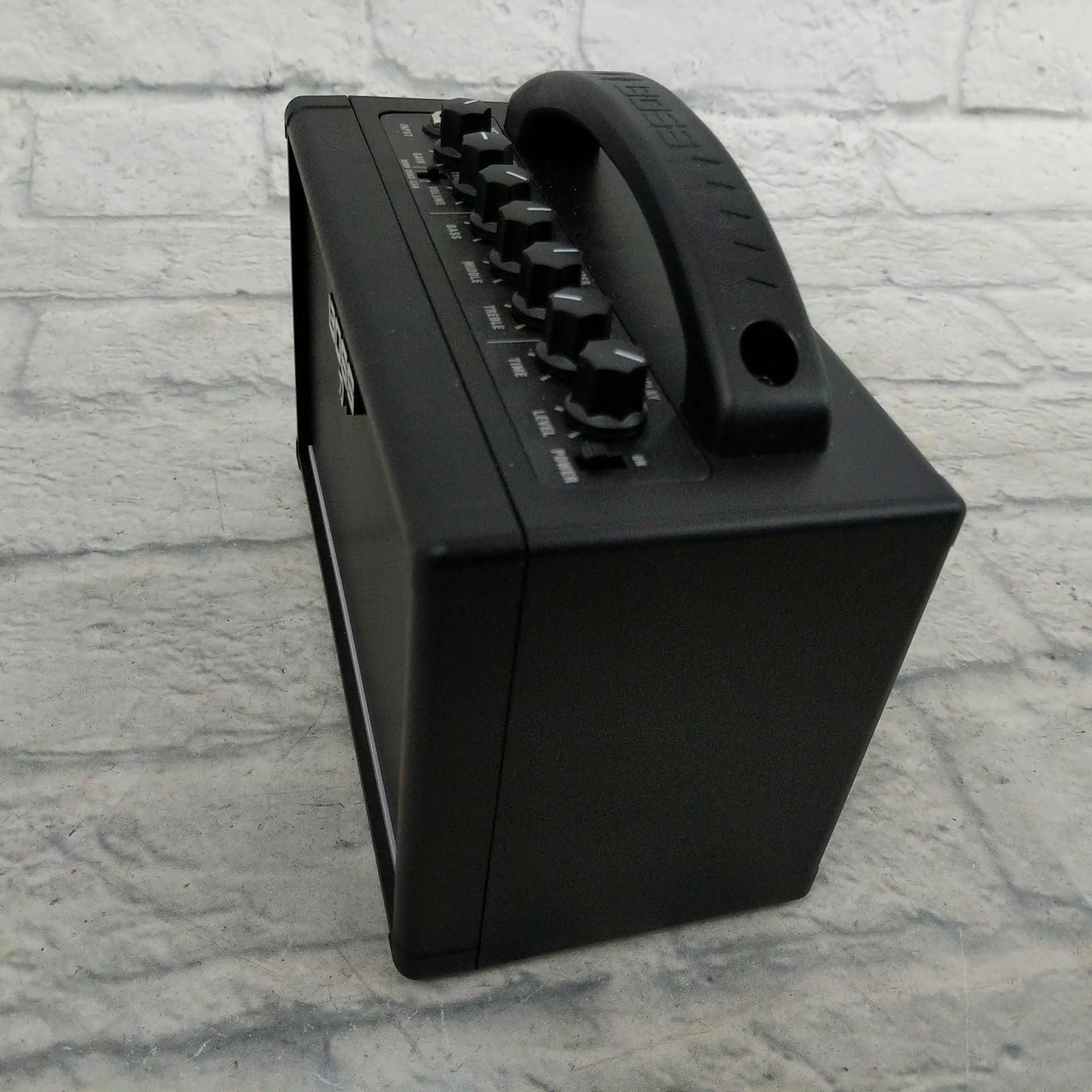 Boss KTN-MINI Katana Mini 7-Watt 1x4 Modeling Guitar Combo with Bonus Power Supply