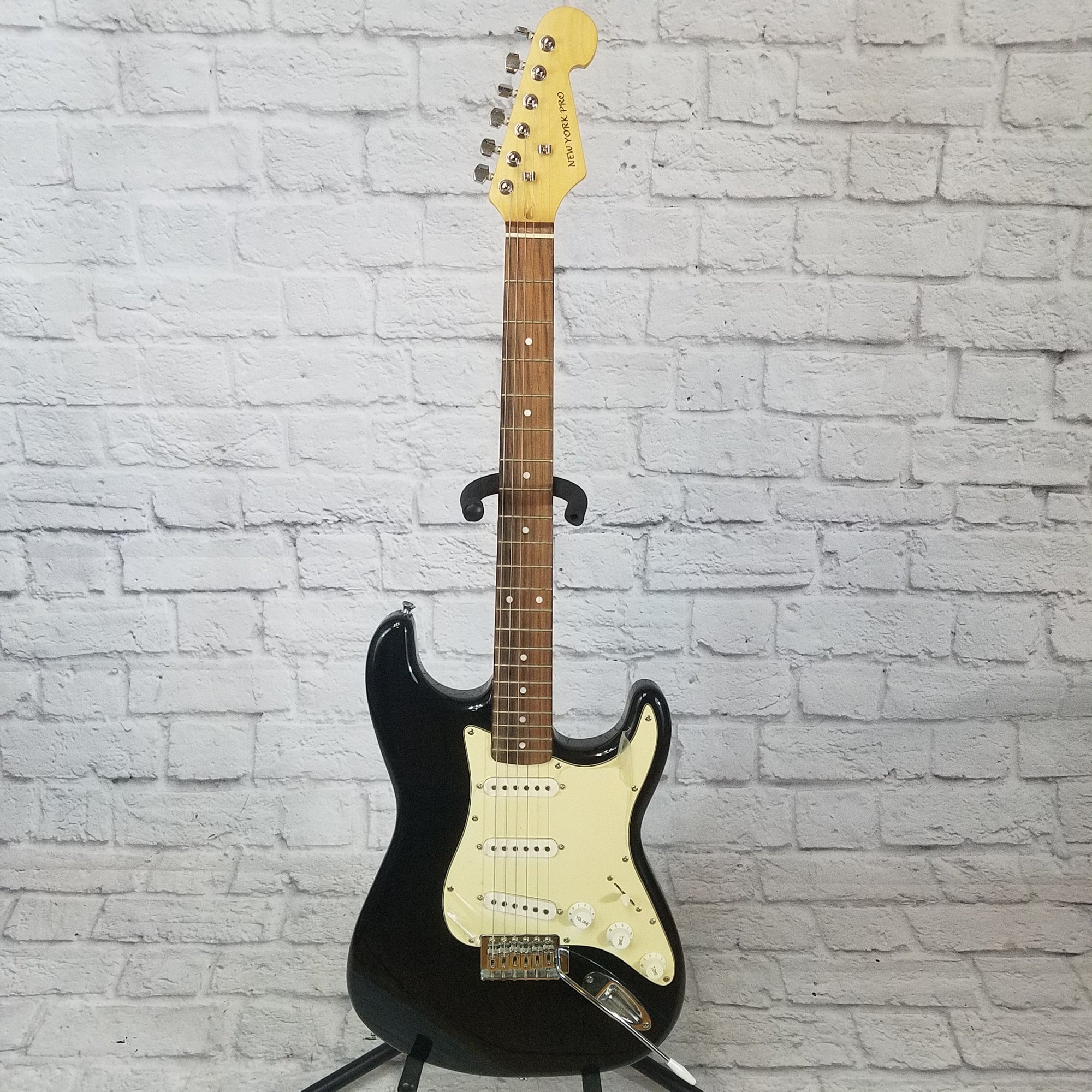 New York Pro Strat-Style Electric Guitar Black