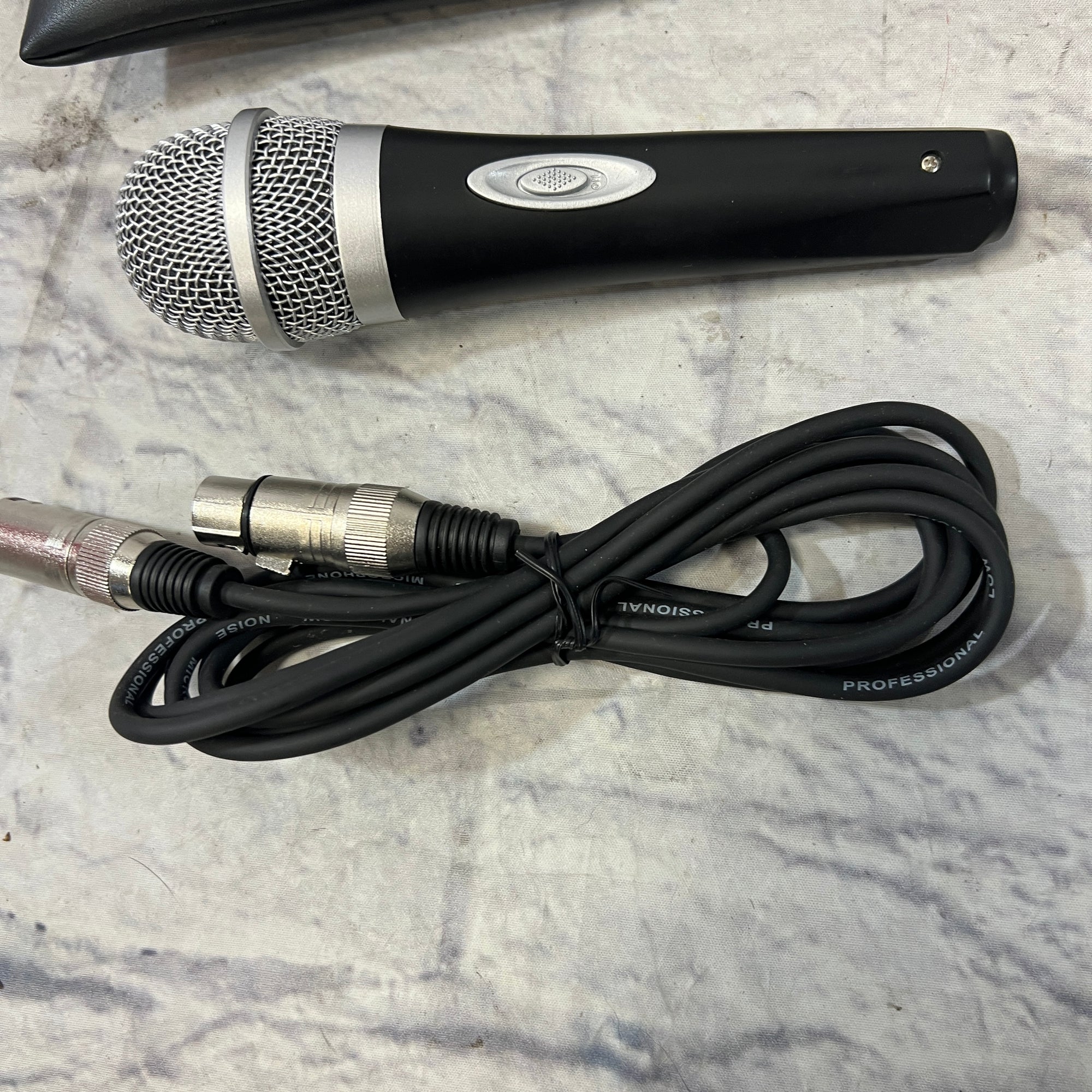 Unknown Dynamic Handheld Microphone with Case and Cable