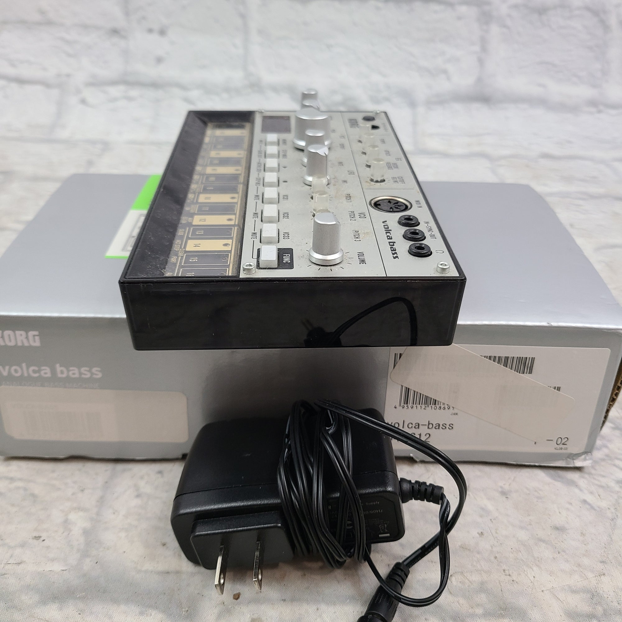 KORG volca bass (美品) Amazon.com: Korg Volca Bass Analog Synthesizer w/Three Oscillators
