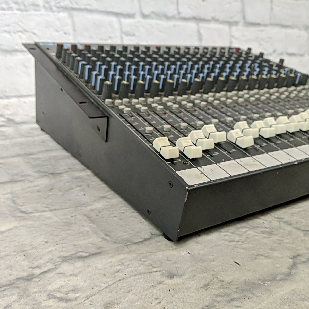 Soundcraft Spirit FX16 16 Channel Rackmountable Mixer with Lexicon Effects