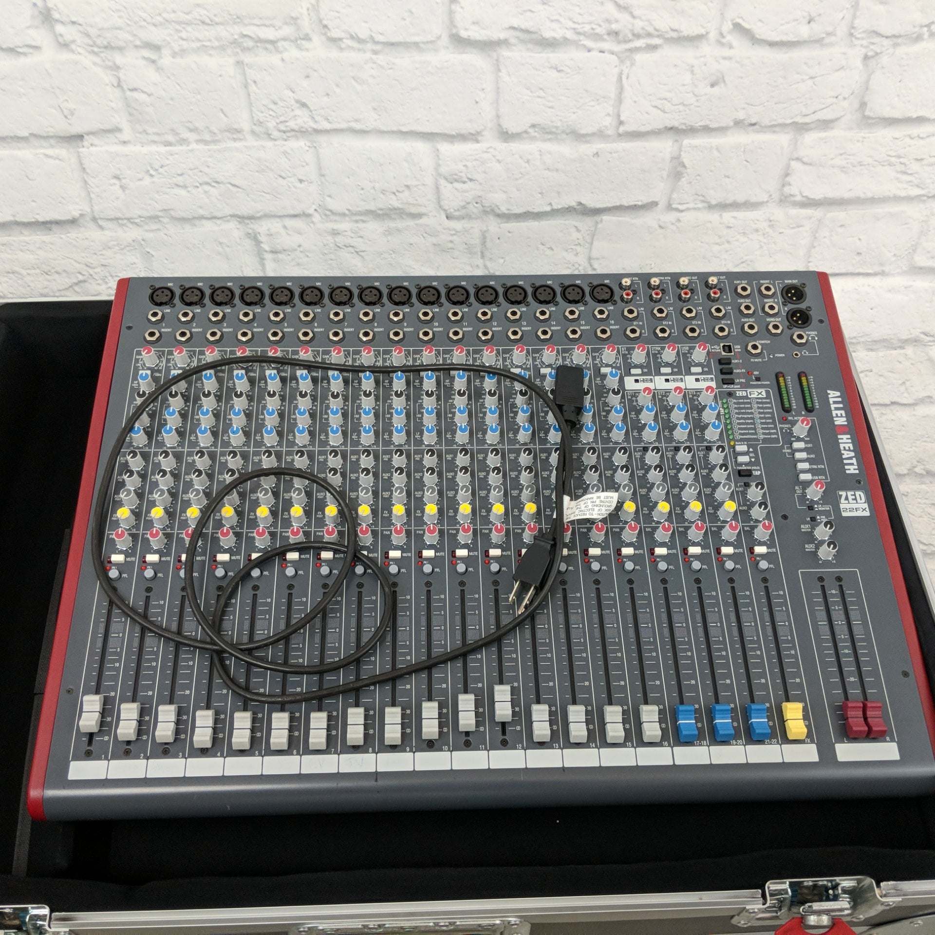 Allen & Heath ZED-22FX 22-Channel w/ Case