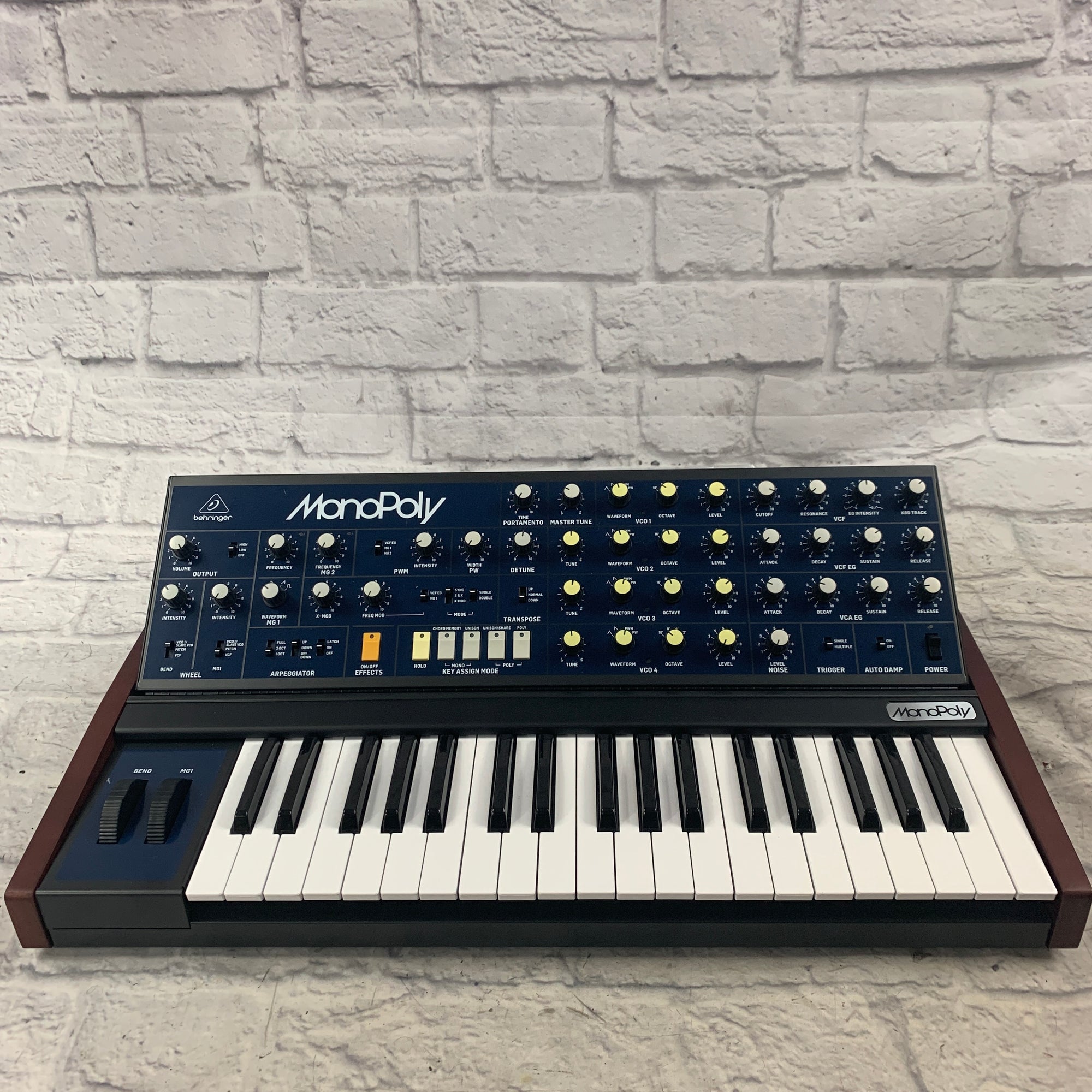 Behringer Mono / Poly Analog Synthesizer