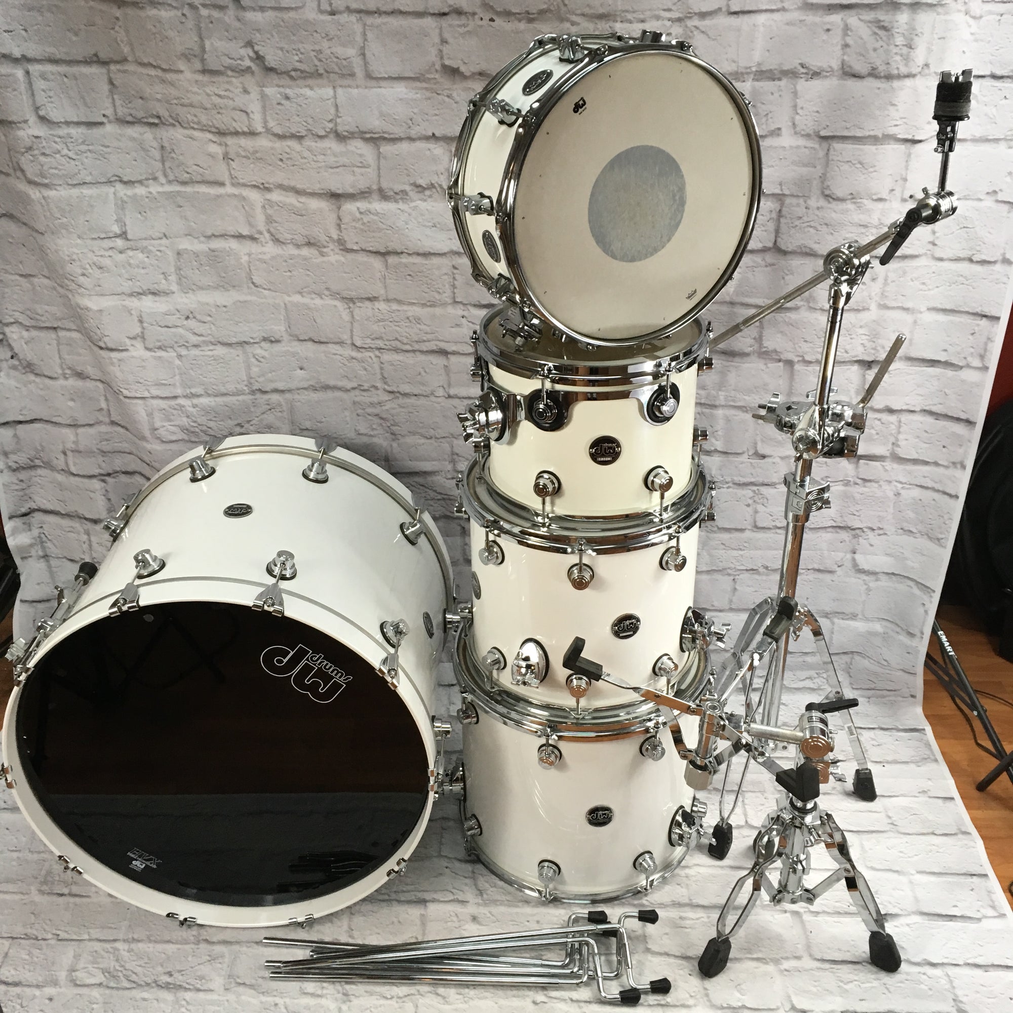 ** DW Performance Series 5 Piece Ice White w/ hardware