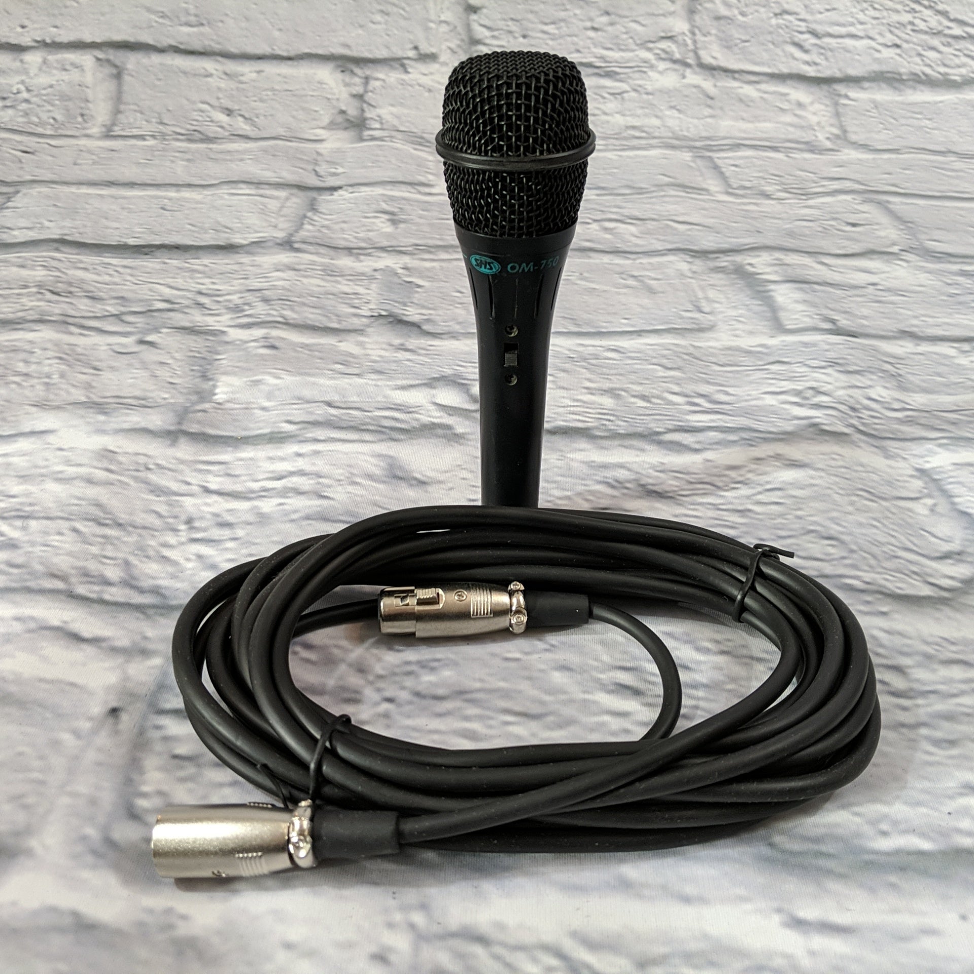 SHS Model OM-750 Dynamic Microphone with XLR Cable