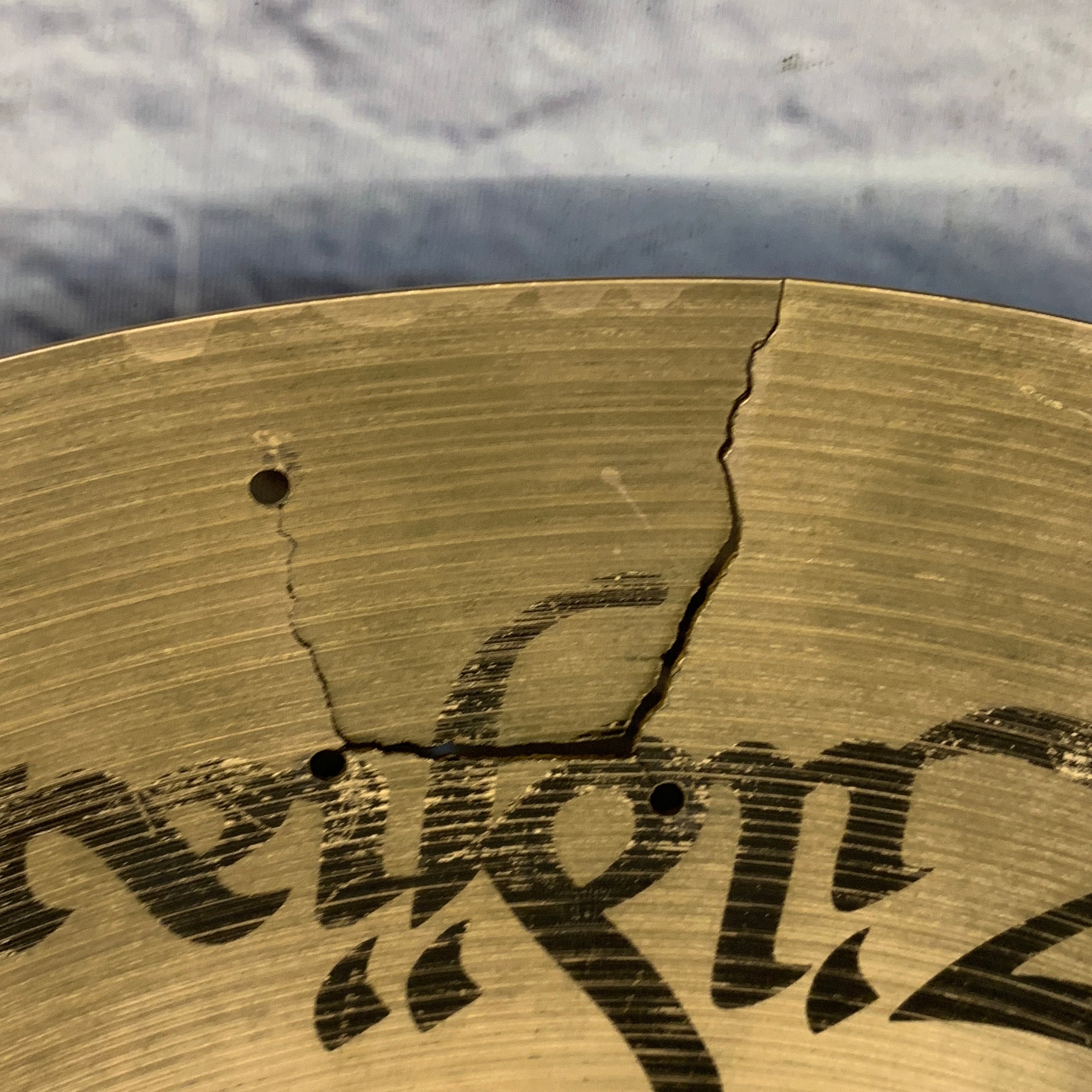 Zildjian 18" Avedis Medium Crash Cymbal - Cracked
