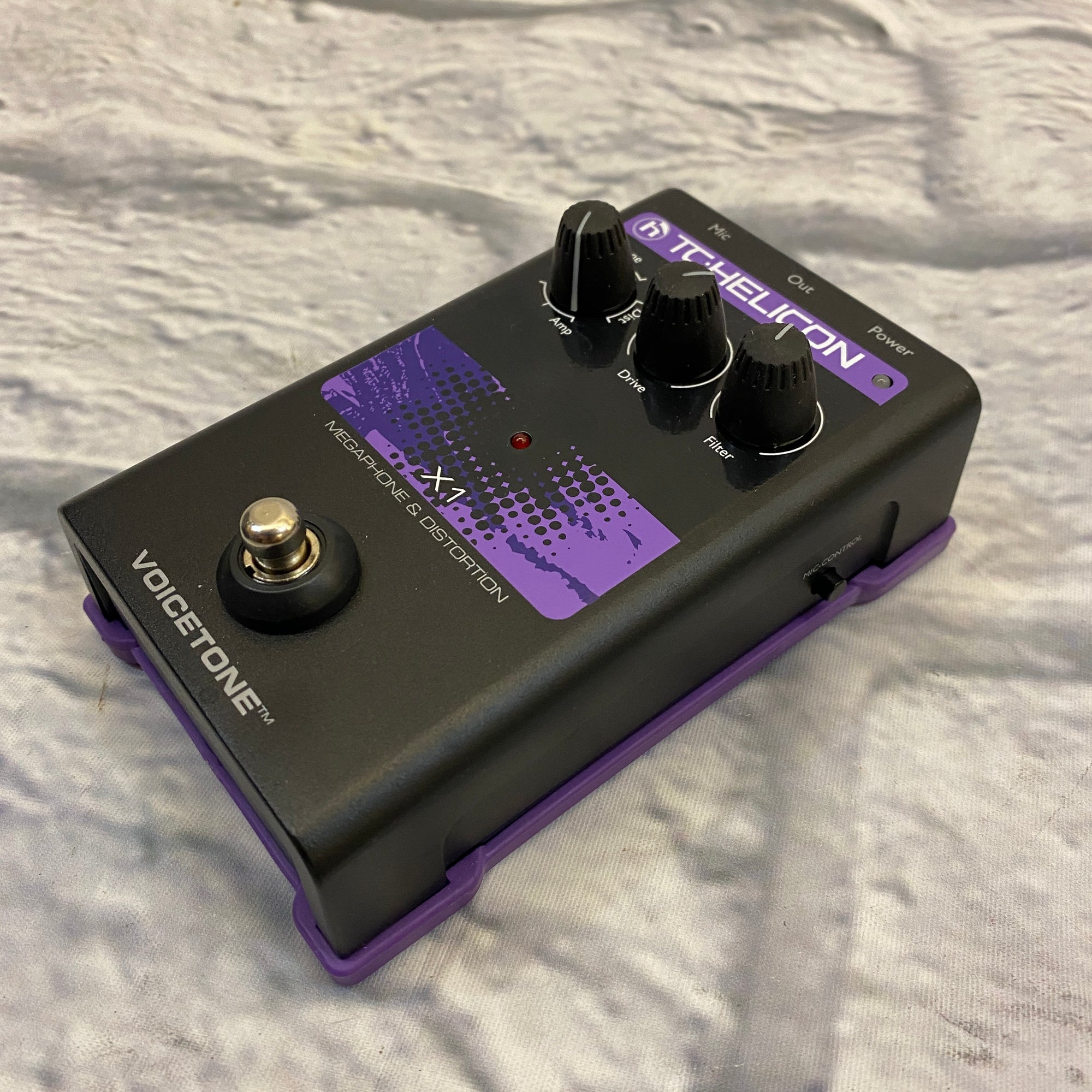 vocal overdrive pedal TC Helicon Voicetone X1 Megaphone and Distortion Vocal Effect Pedal