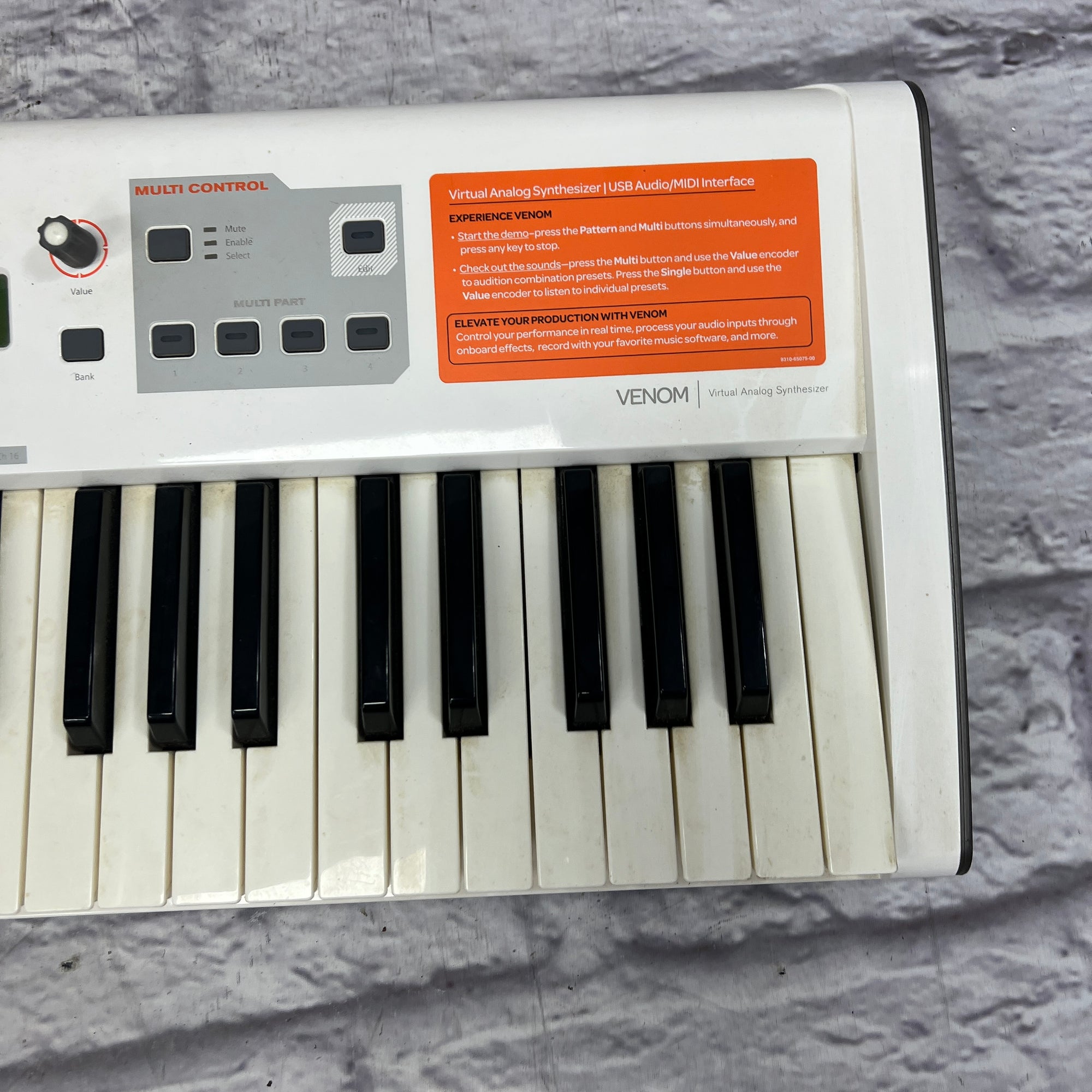 希少 M-AUDIO VENOM バーチャル・アナログ デジタル シンセサイザー 希少 M-AUDIO VENOM バーチャル・アナログ デジタル シンセサイザー