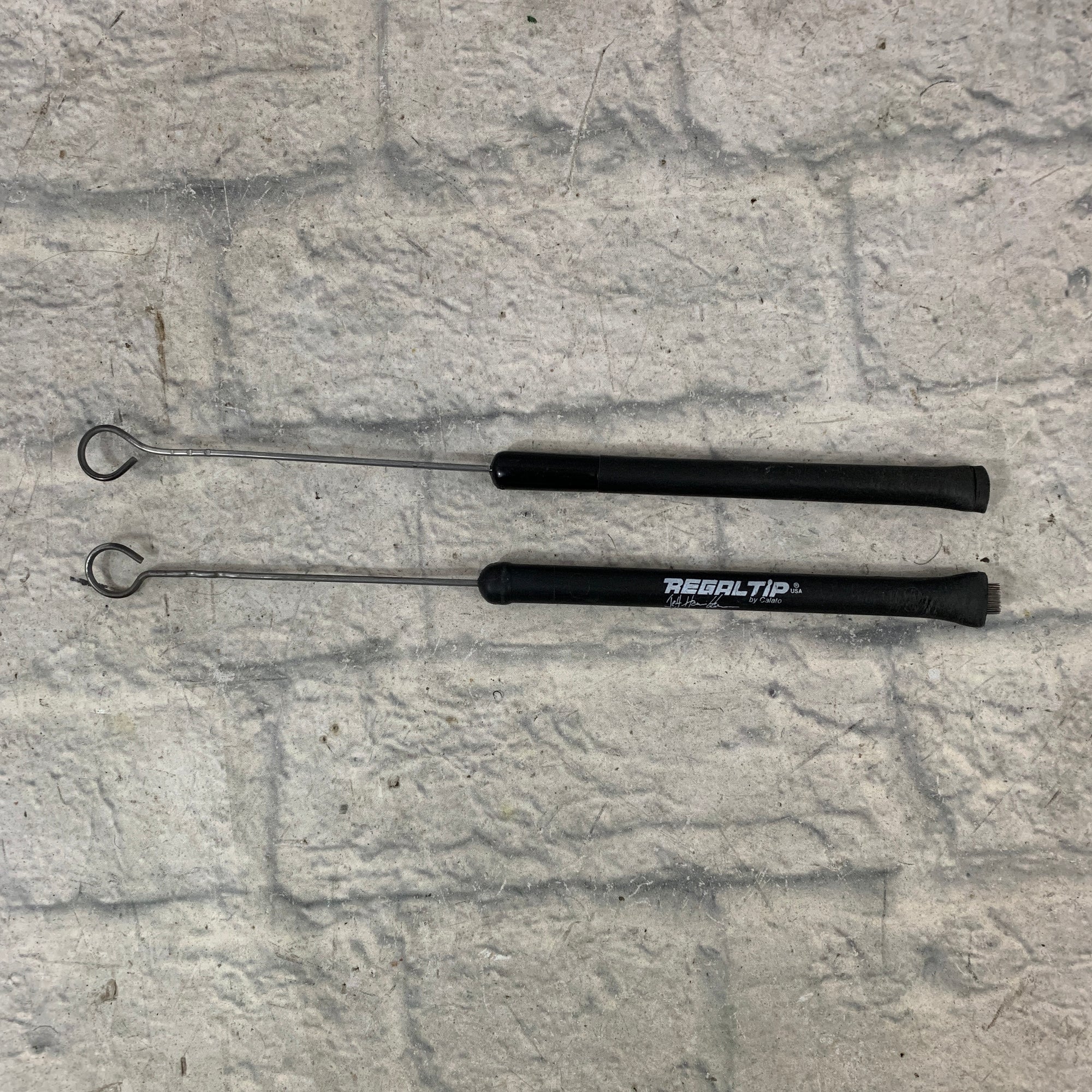 Mismatched Rubber-Coated Brushes