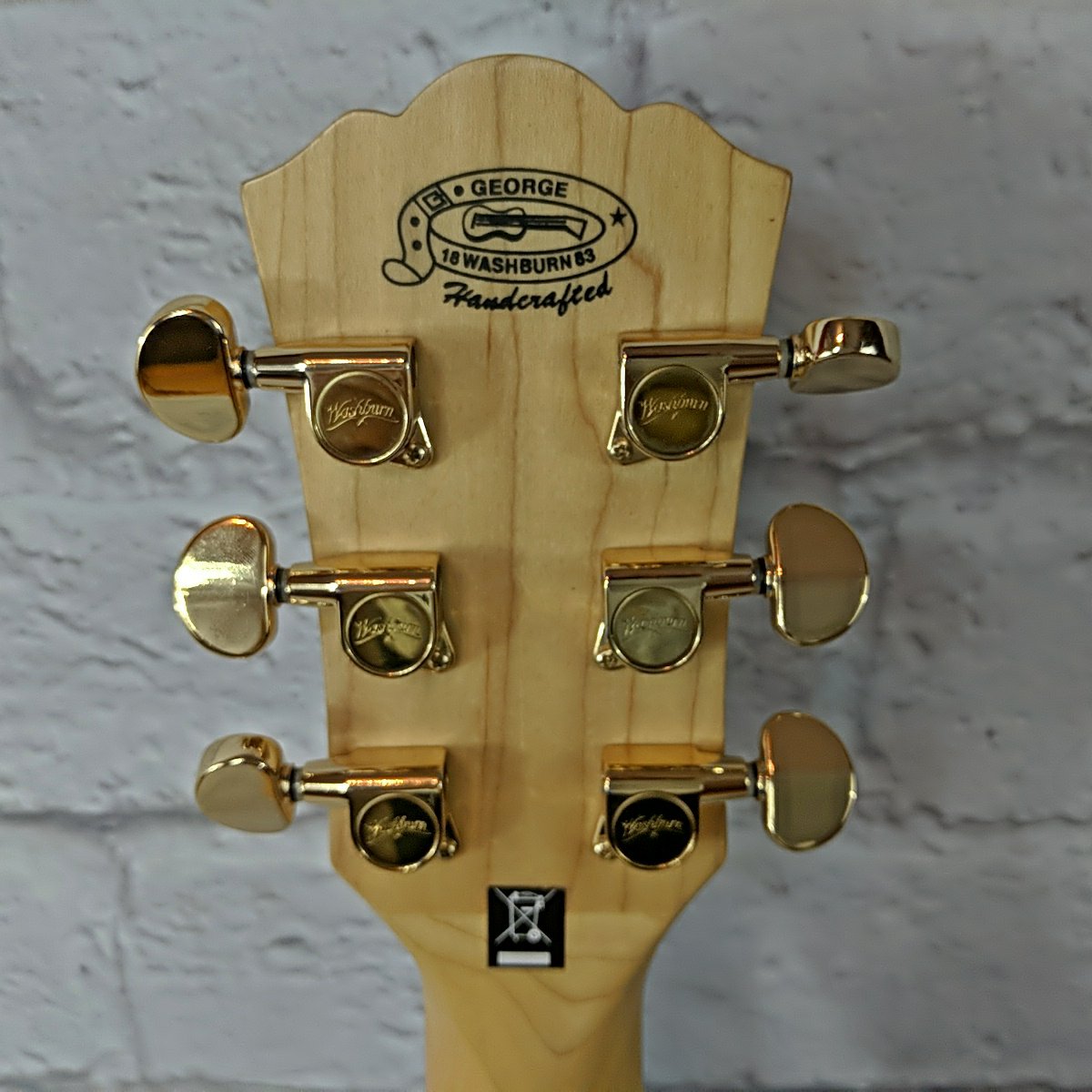 Washburn WJ40SCE Jumbo Acoustic Guitar With Hardshell Case