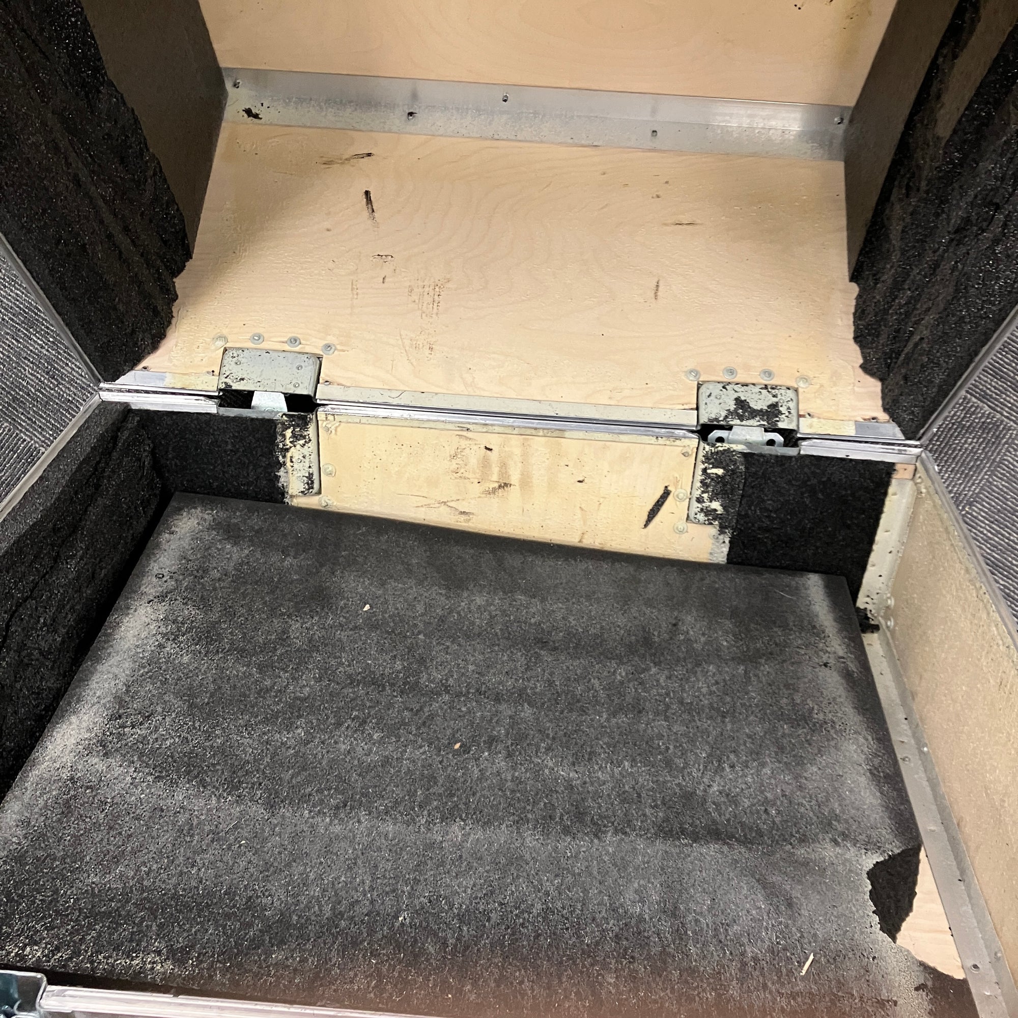 Penn-Elcom Large Rolling Case with Wheels 30x24x29
