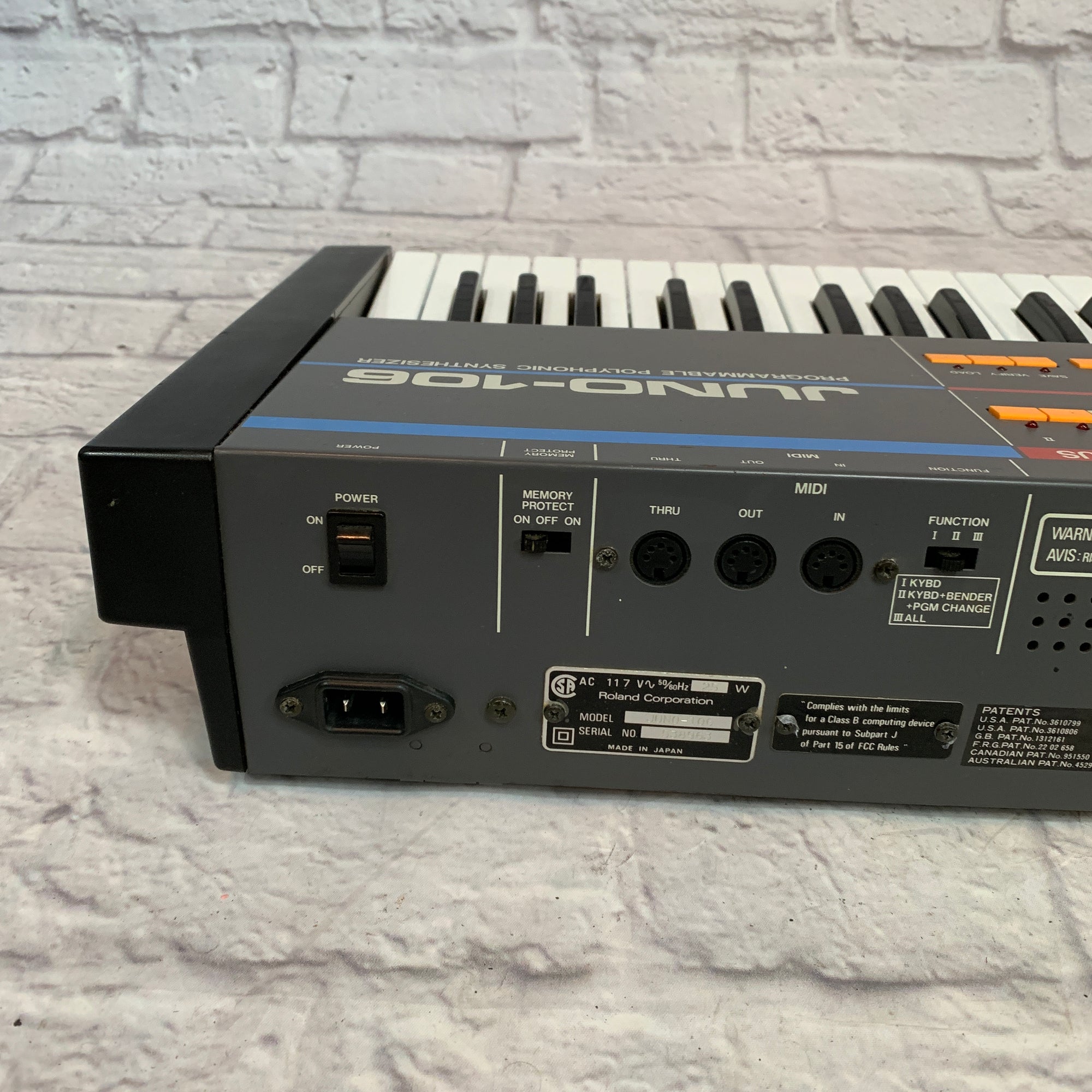 Roland Juno-106 Programmable Polyphonic Synthesizer