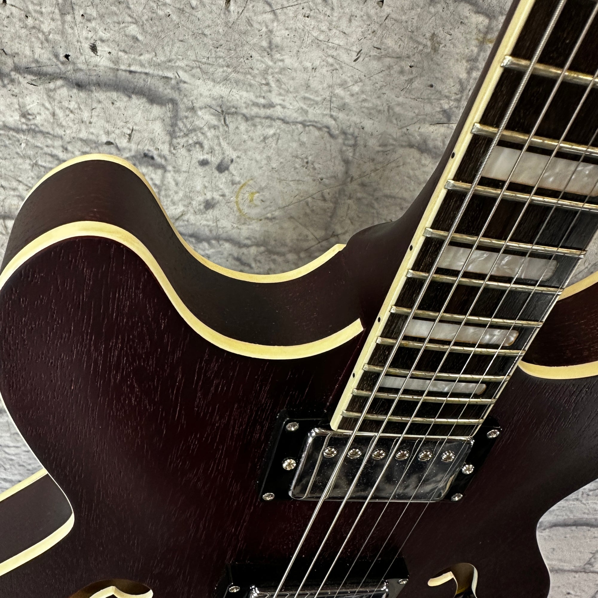 Grote Semi Hollow Burgundy