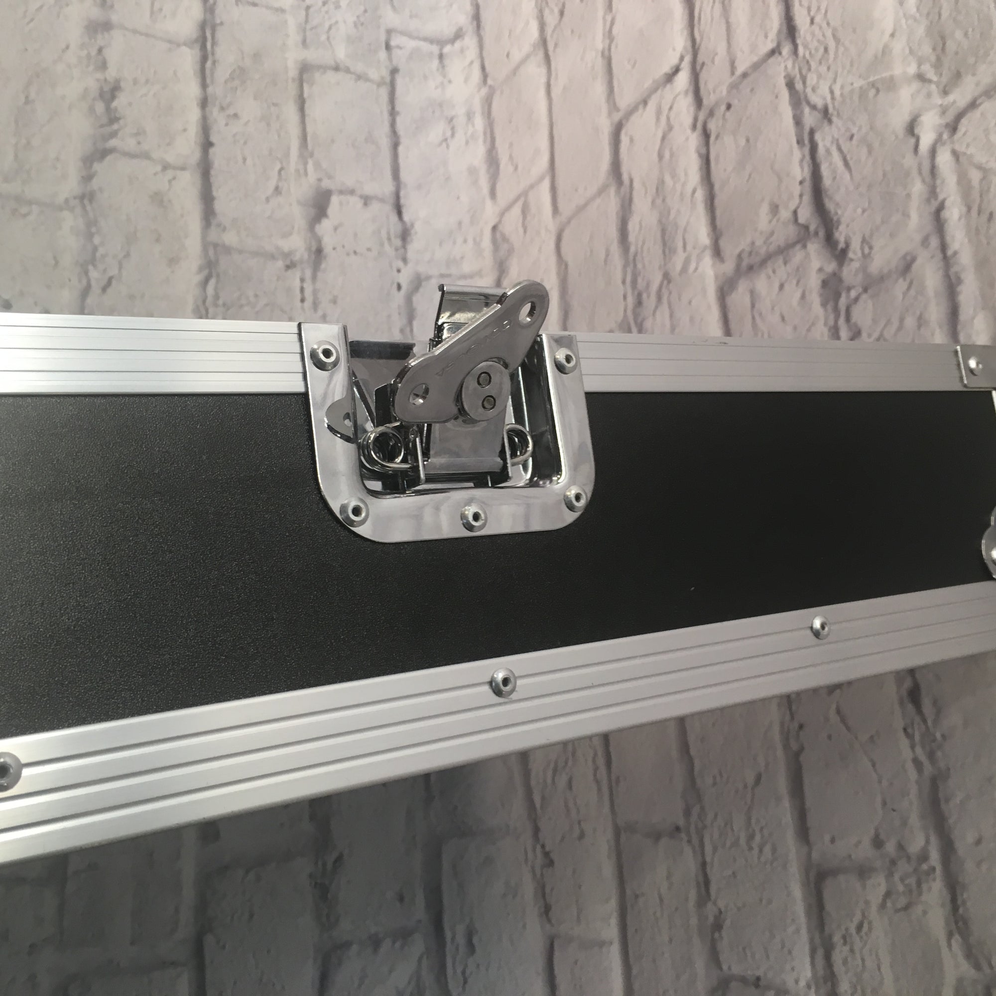 Yamaha MGP16X 16 Channel Mixing Console with Odyssey Flight Case