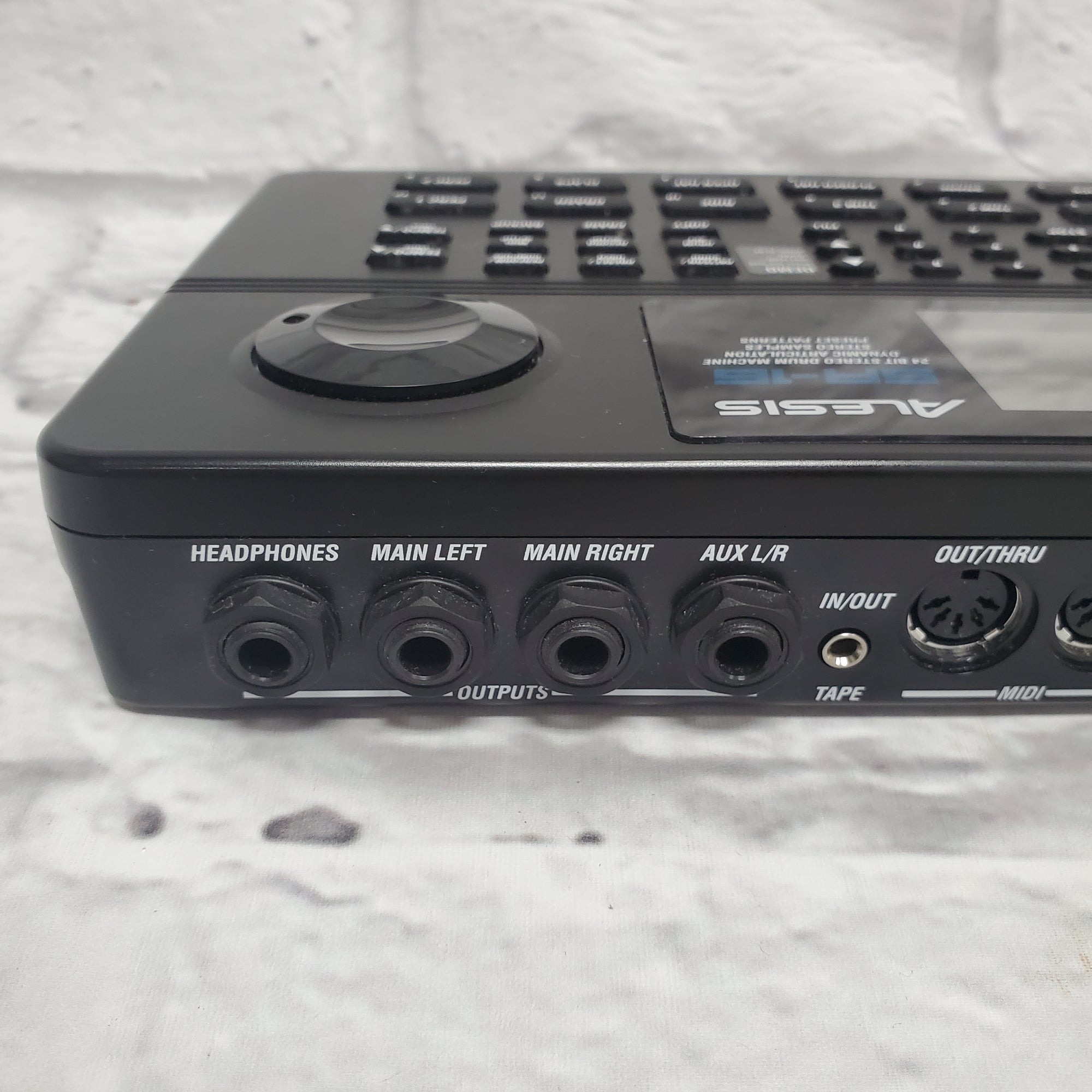Alesis SR16 |Studio-Grade Standalone Classic Drum Machine with On-Board  Sound Library and In-Built Effects : Amazon.in: Musical Instruments