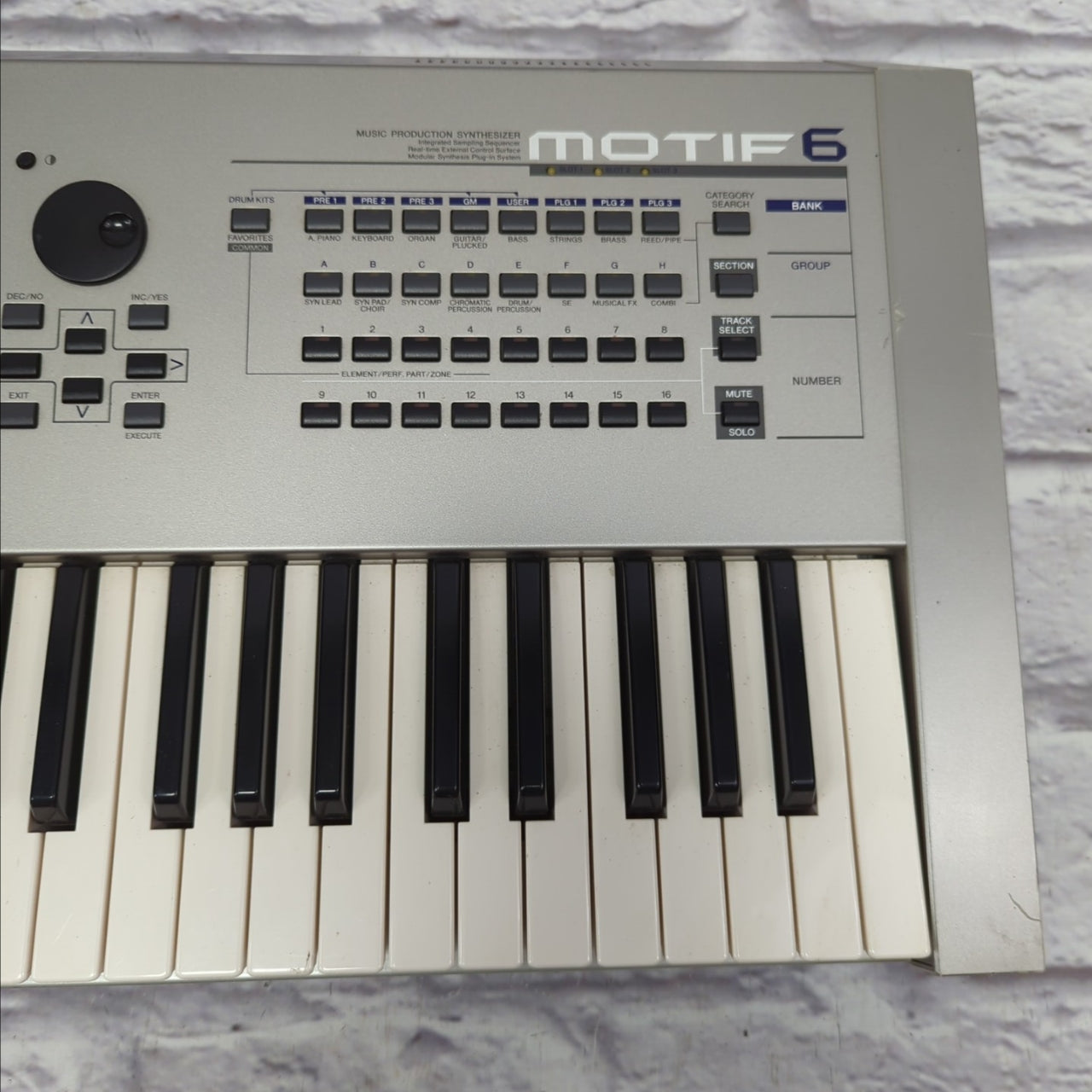 Yamaha Motif 6 Keyboard Synth Workstation - Evolution Music Yamaha Motif 6 Keyboard Synth Workstation - Evolution Music