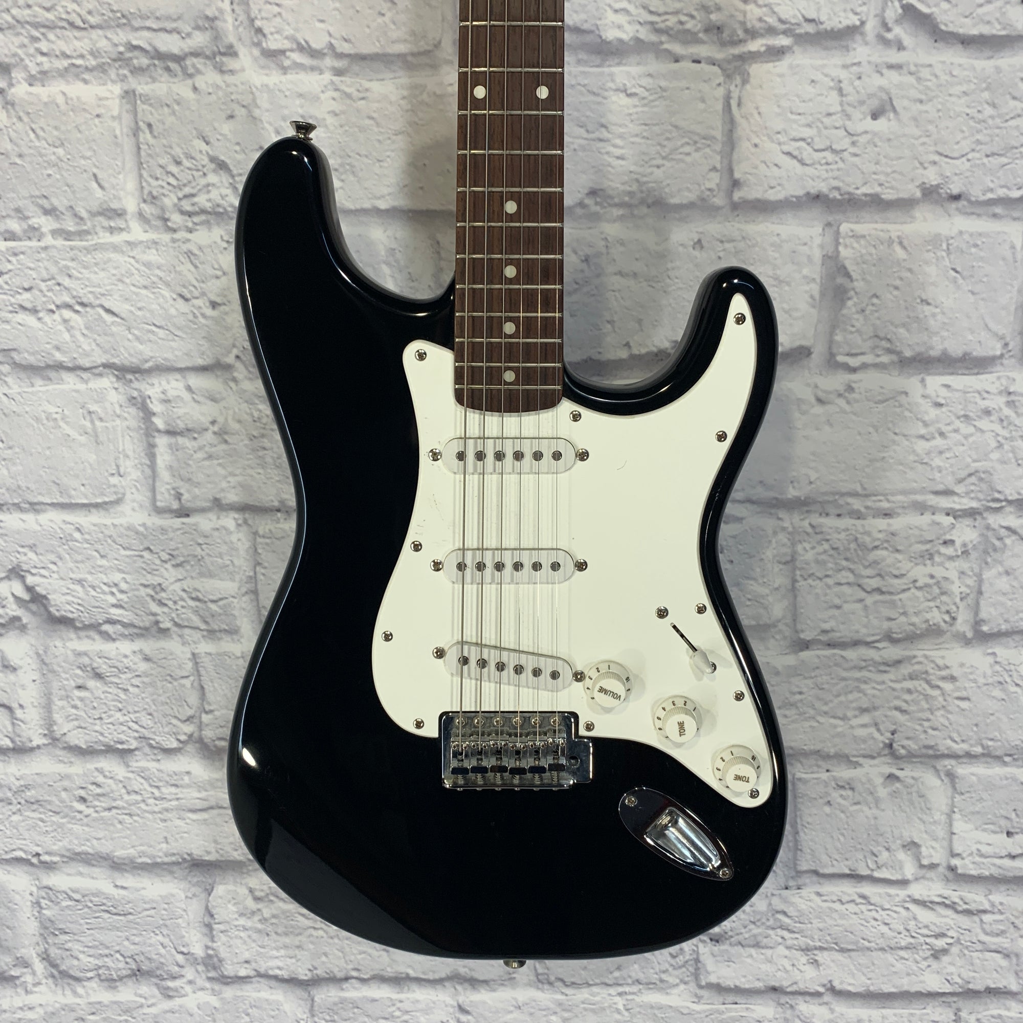 ギター Squier by Fender Affinity STRAT Blackie Squier Affinity Series Stratocaster Electric Guitar - Black