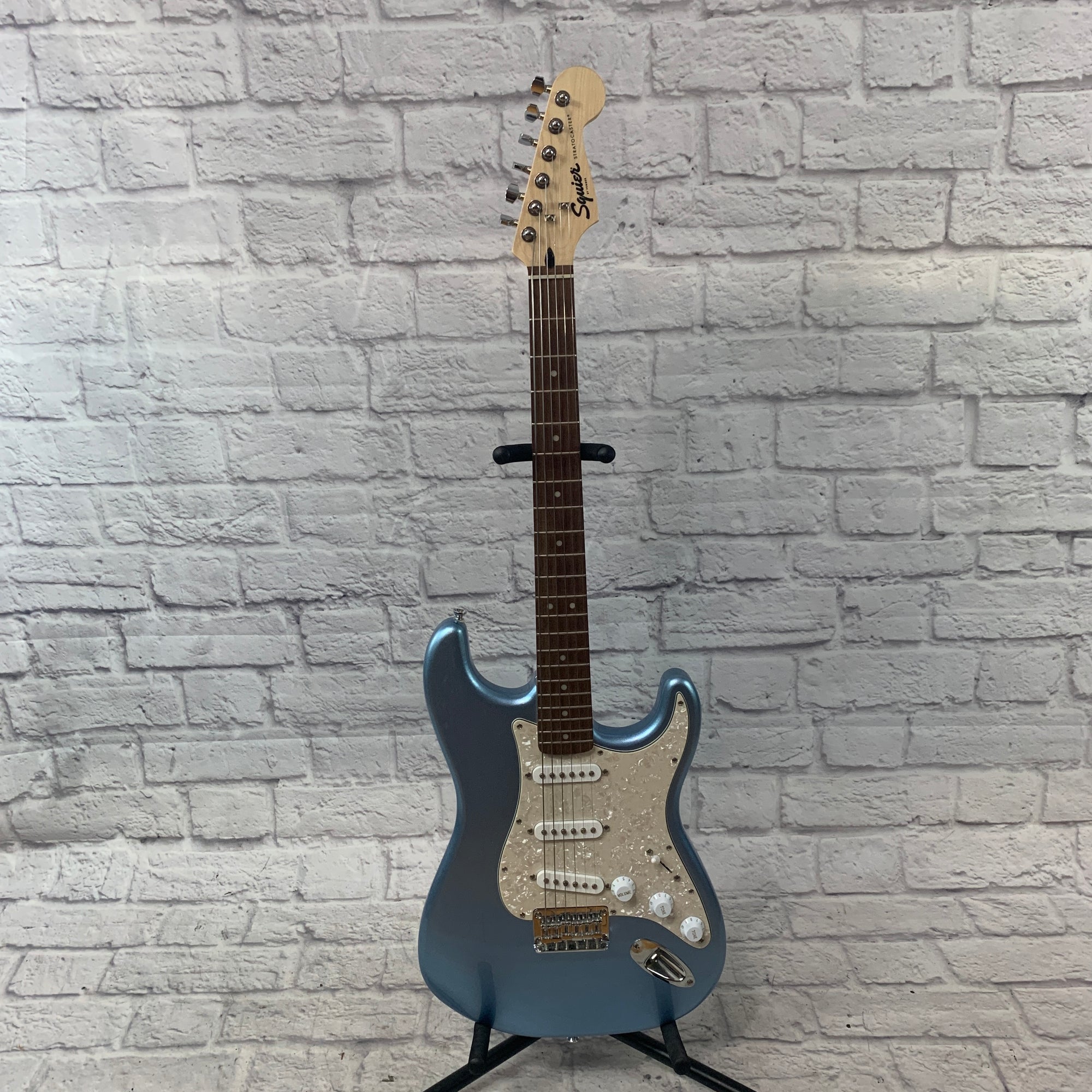 Squier bullet stratocaster hardtail deals limited edition electric guitar