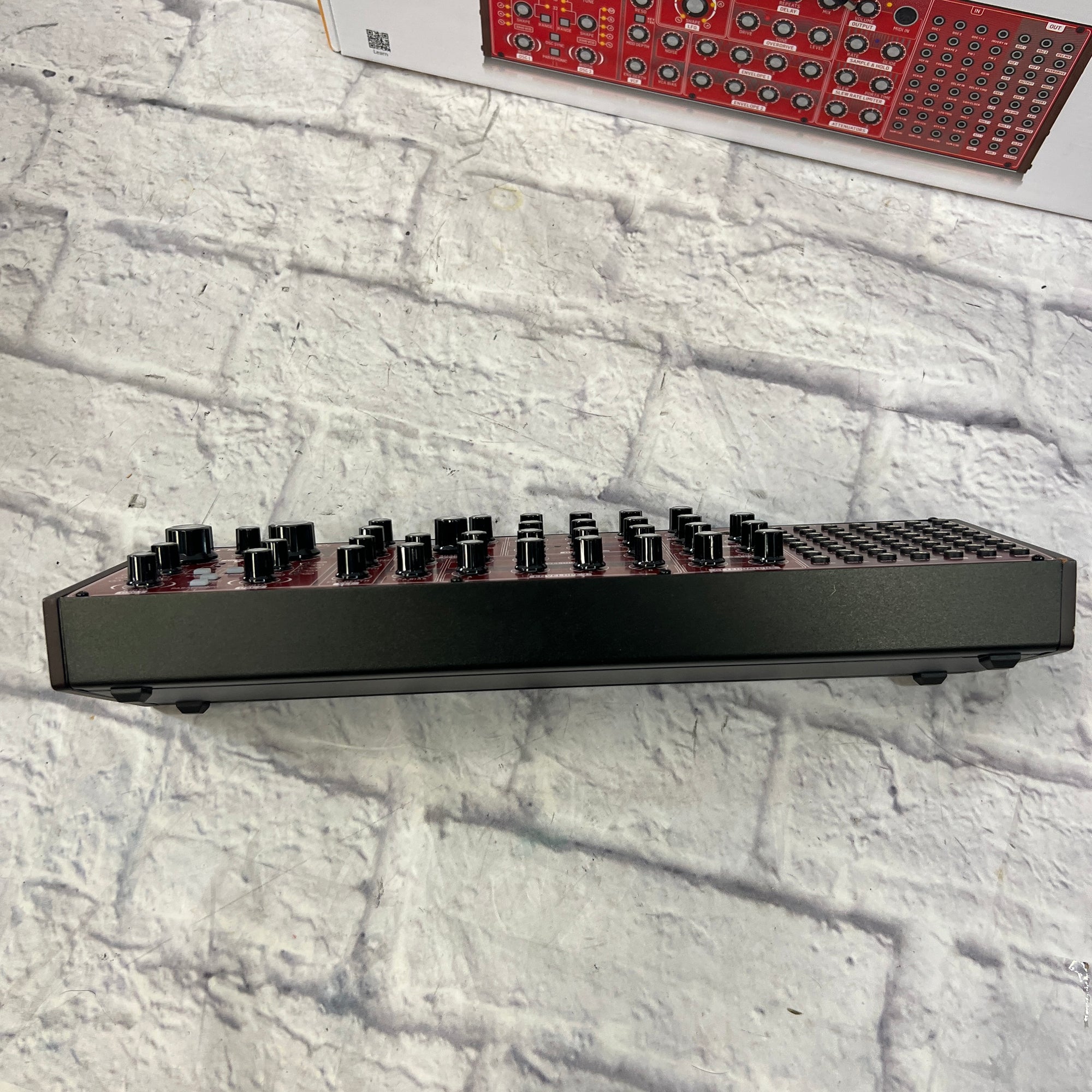 Behringer Neutron Paraphonic Analog Synth - Evolution Music